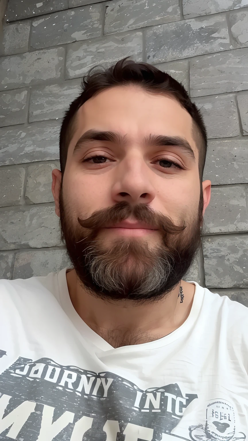There's a man with a beard and T-shirt, 3 6 anos