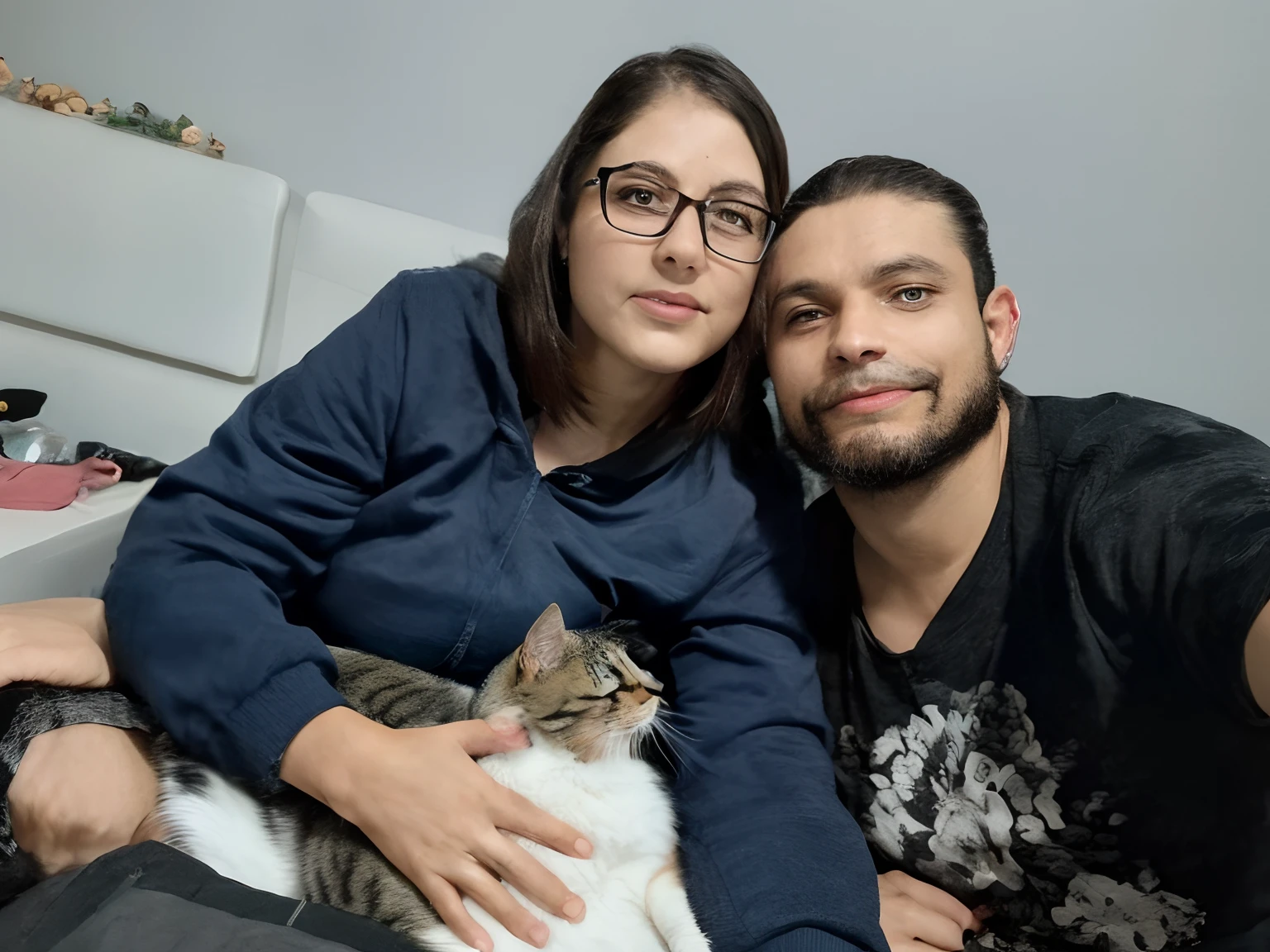 They are sitting on a bed with a cat and a laptop, Directed by: Nandor Soldier, Magali Villeneuve e Monet, imagem de qualidade muito baixa, Postagem no Reddit, imagem de perfil, foto de perfil 1024px, Em casa, Foto realista, Tomado com Sony Alpha 9, !!!! Gato!!!!, 4 k post, Postagem 4k