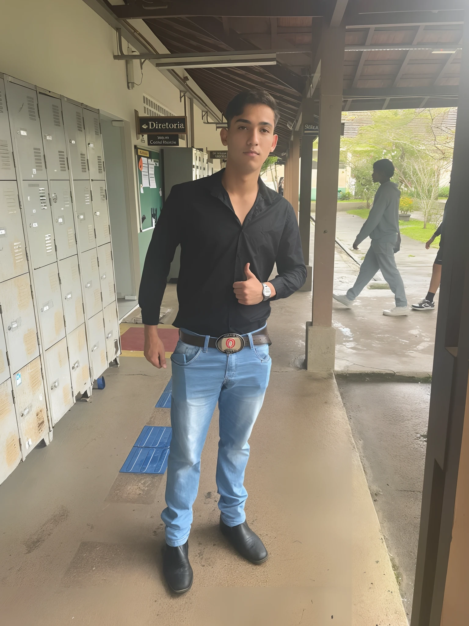 There's a man standing in a hallway with a belt on, imagem de corpo inteiro, Pose casual, andres rios, na faculdade, com uma pose cool, corpo inteiro!!, Pose satisfeita, ele tem cerca de , ele tem cerca de 16 anosde, he is at college, taken in the early 2020s, corpo inteiro!