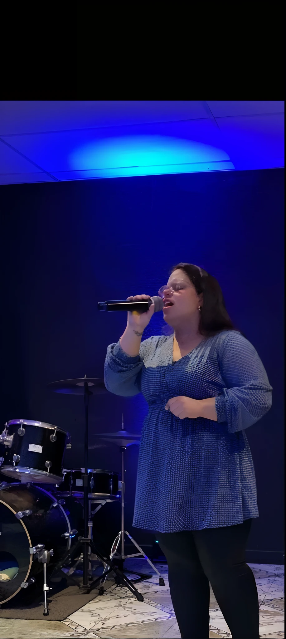 There's a woman singing in a room with a microphone, Apresentando-se no palco, vocalista, no palco, singing for you, no palco, Executar, live performance, em um palco, rocking out, Lorena Avarez, cantando no microfone, ao vivo no palco, by Amelia Peláez, background is celestial, singing in an opera house, no oceano