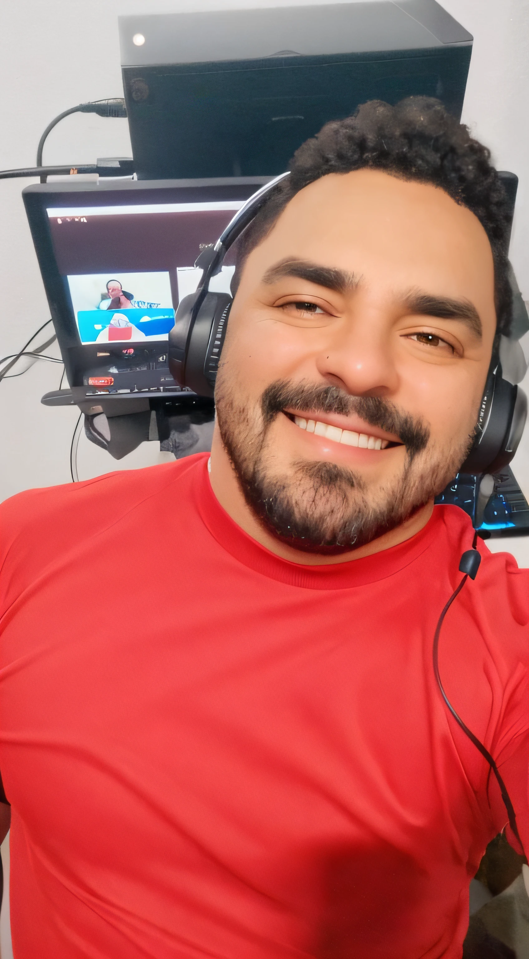 Jovem de 33 anos, cabelo curto, com barba, usando hedphone na cabela, Is dressed in a red blouse, sentado em uma cadeira, com um computador ao fundo, is smiling, crie no estilo pixar
