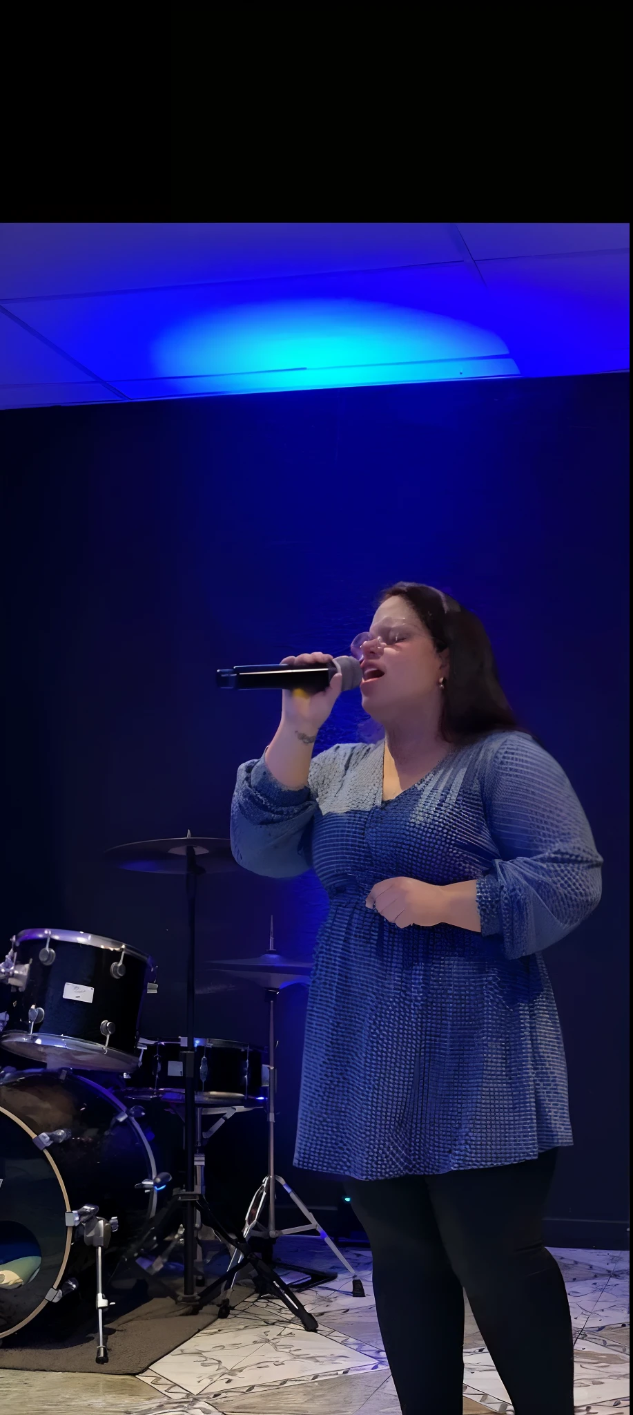 There's a woman singing in a room with a microphone, Apresentando-se no palco, vocalista, no palco, singing for you, no palco, Executar, live performance, em um palco, rocking out, Lorena Avarez, cantando no microfone, ao vivo no palco, by Amelia Peláez, background is celestial, singing in an opera house, no oceano