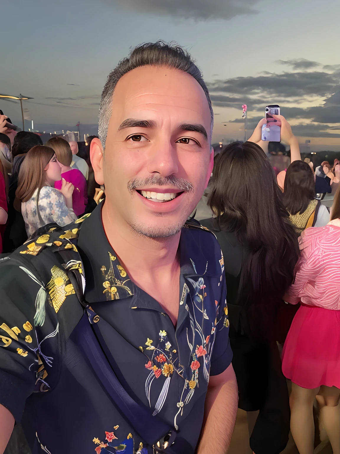 there is a man that is taking a selfie with a cell phone, Fotografia selfie 8k, david rios ferreira, Directed by: Luis Miranda, divertindo-se, background is celestial, Directed by: Samuel Silva, at sunset, retratado dos ombros para cima, In Sao Paulo, Directed by: CeFerí Olivé, Directed by: Ignacio Zuloaga, Directed by: Felipe Seade