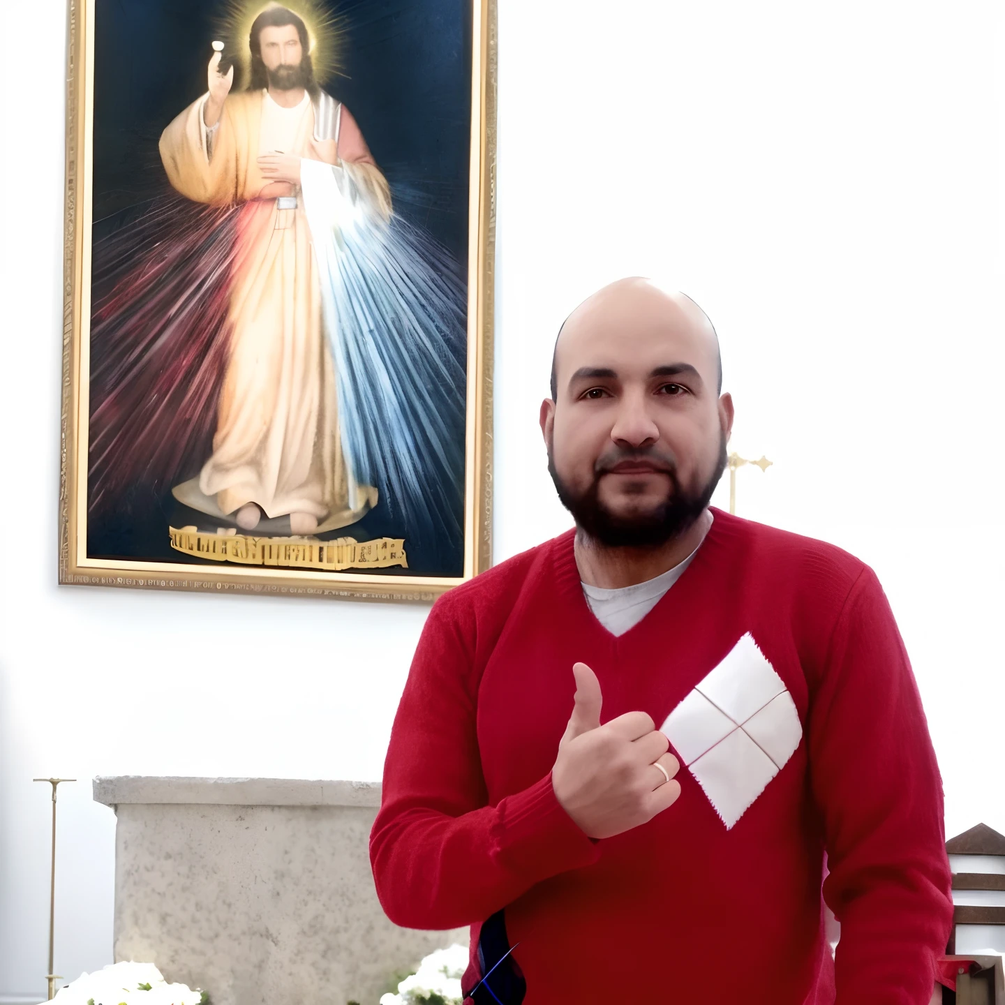 Arafed man in a red sweater giving a thumbs up, em frente ao altar, Salustiano Garcia Cruz, religión, holding a holy symbol, Na Igreja Ortodoxa, Alejandro Mirabal, ástor alexander, aura santa, victor maristane, holding holy symbol, Solis Sacerdotibus |, Ronaldo Luis Nazario de Lima