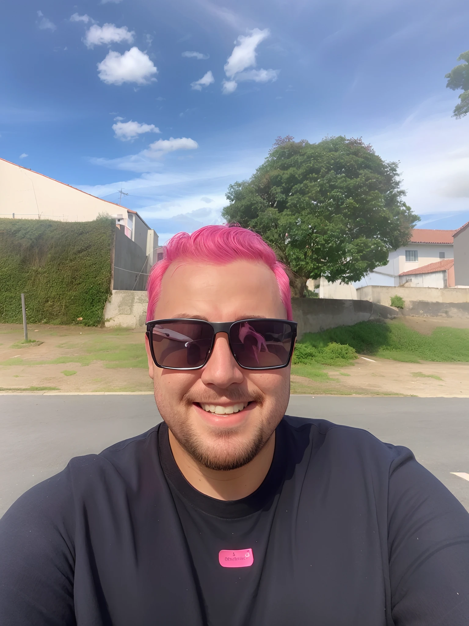 Smiling man with pink hair and sunglasses on a street, com cabelo rosa, cabelo rosa, moicano rosa, corte de cabelo tingido cyberpunk, cabelo rosa enorme, cabelos coloridos, Cabelos brilhantes, cabelo chiclete, cabelo rosa longo espetado, estrias cor-de-rosa brilhantes de cabelo, cara rosa, cabelo rosa claro com chamas cor-de-rosa, imagem frontal, cabelos tingidos, retrato cores felizes, flowing pink hair
