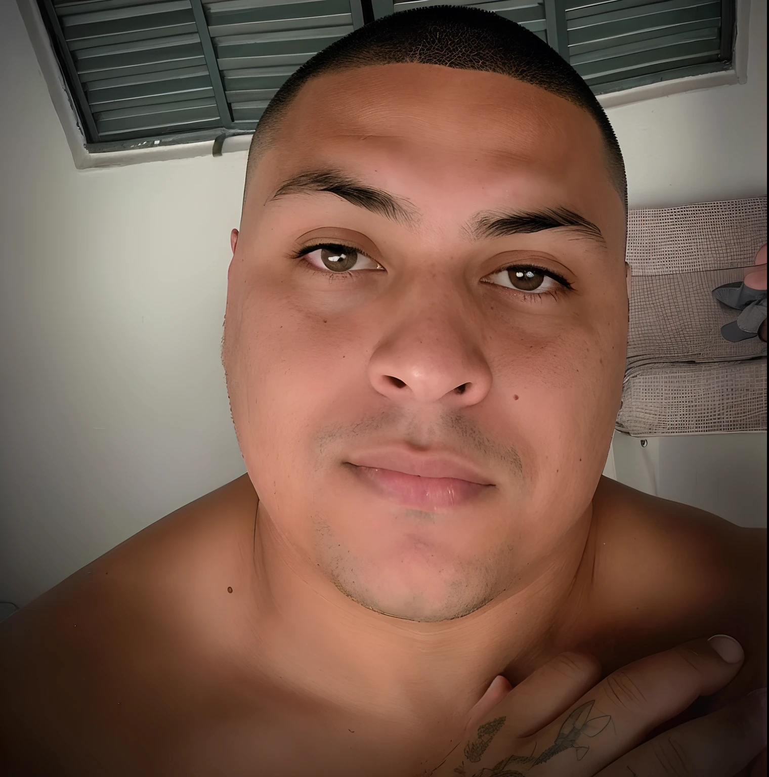 There's a man with a shaved head and a bald head, Ronaldo Nazario Fenomeno, Ronaldo Nazario, rosto largo raspado limpo, Ronaldo Luis Nazario de Lima, 2 7 anos, rosto raspado limpo, 2 8 anos, inspirado em Randy Vargas, Unibrow, raspado limpo largo largo face larga