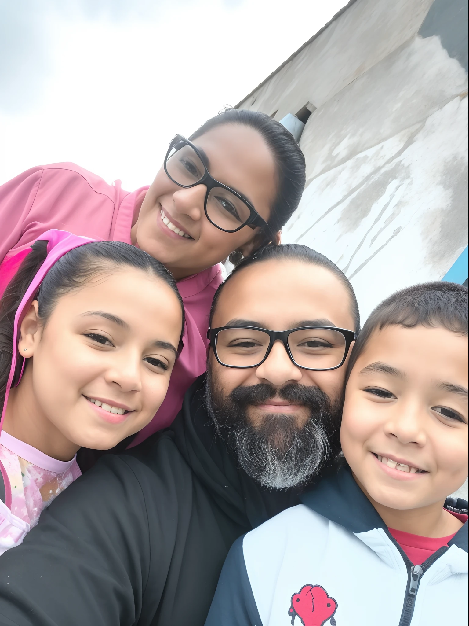 There are three people and a child posing for a photograph, holiday photography, tomada em 2 0 2 0, Retrato Grande Angular, papai, Family photo, divertindo-se, Directed by: Alexander Fedosav, fotografia do perfil, tirado no iphone 14 pro, fotografia retrato, imagem de perfil, fotografia de perfil, fotografia, fotografia de perfil, fami, vista de baixo