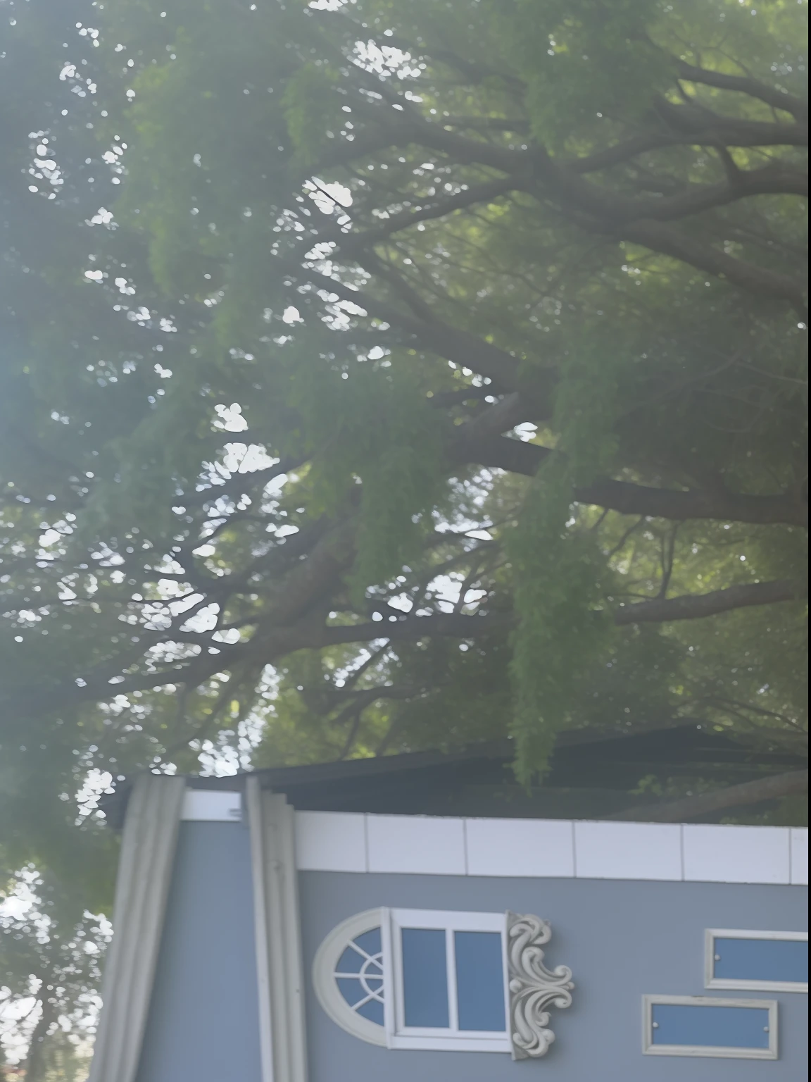 There's a couple in front of a house with a child, in front of the house, o marido, de pele branca,olhos e cabelos castanhos e barba cerrada segura o filho mais novo, moreno de cabelos castanhos cacheados curtos, The wife stands by her husband's side, pele negra, cabelos cacheados marrom, vestido de festa, Holding the hand of the eldest son, de pele branca cabelo castanho, com tupete moicano, o pai e os meninos vestem roupa social beje, White dress shirt and bow tie in the same color as mom's dress, terracota.vdivertindo-se, Sandra Chevier, non blurry, por Romain brook, 2018, 2 0 1 8, marido esposa e filho, of a family standing in a park