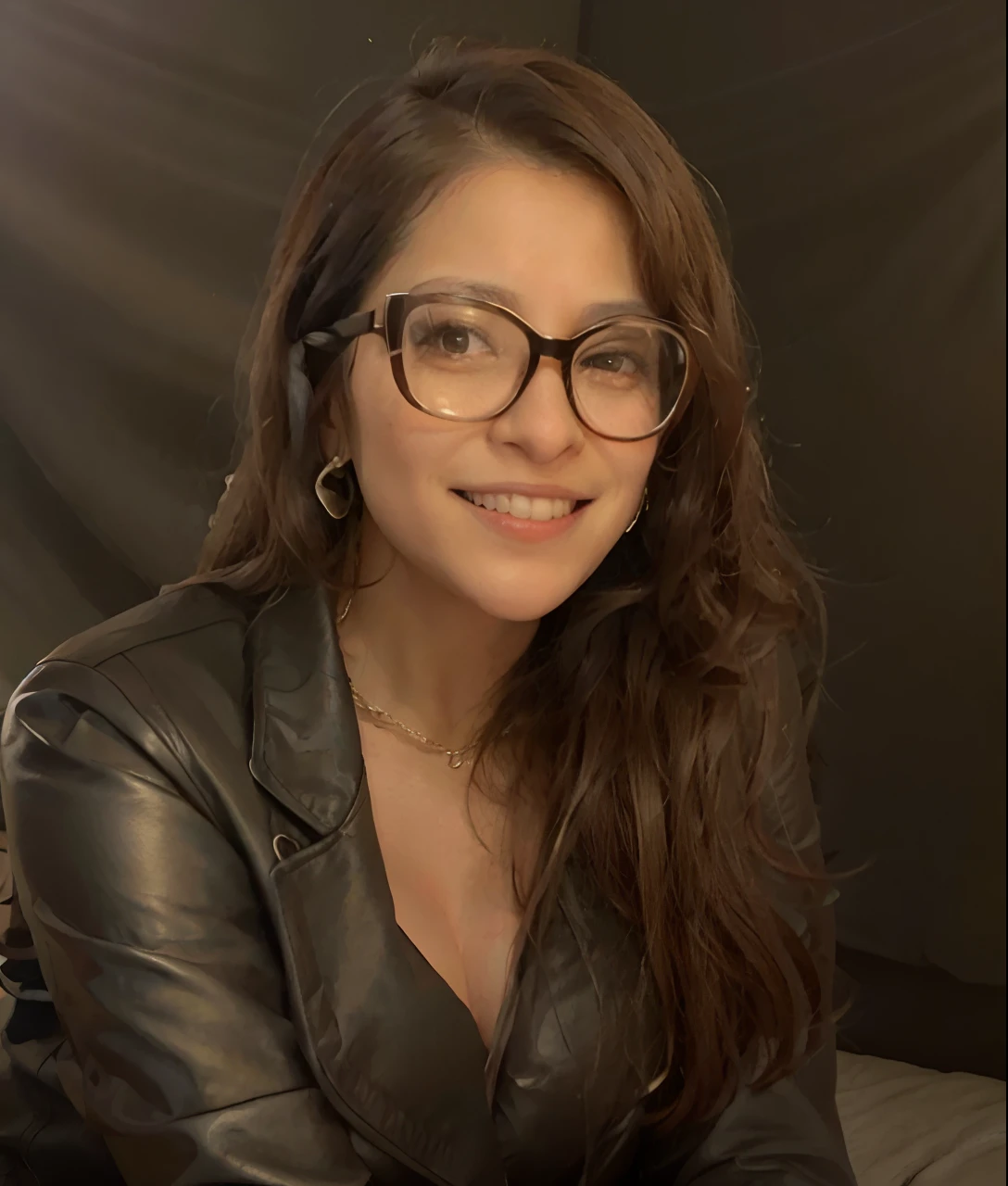 Smiling woman in black leather jacket and glasses posing for a photo, fernanda suarez, Valentina Embaralhamento, Caroline Gariba, Malika Favre, Laure Lipton, Directed by: Felipe Seade, julia fuentes, Directed by: Nandor Soldier, Marischa Becker, Olivia de Bernardinis, Parece Fabiula Nascimento, Lorena Avarez