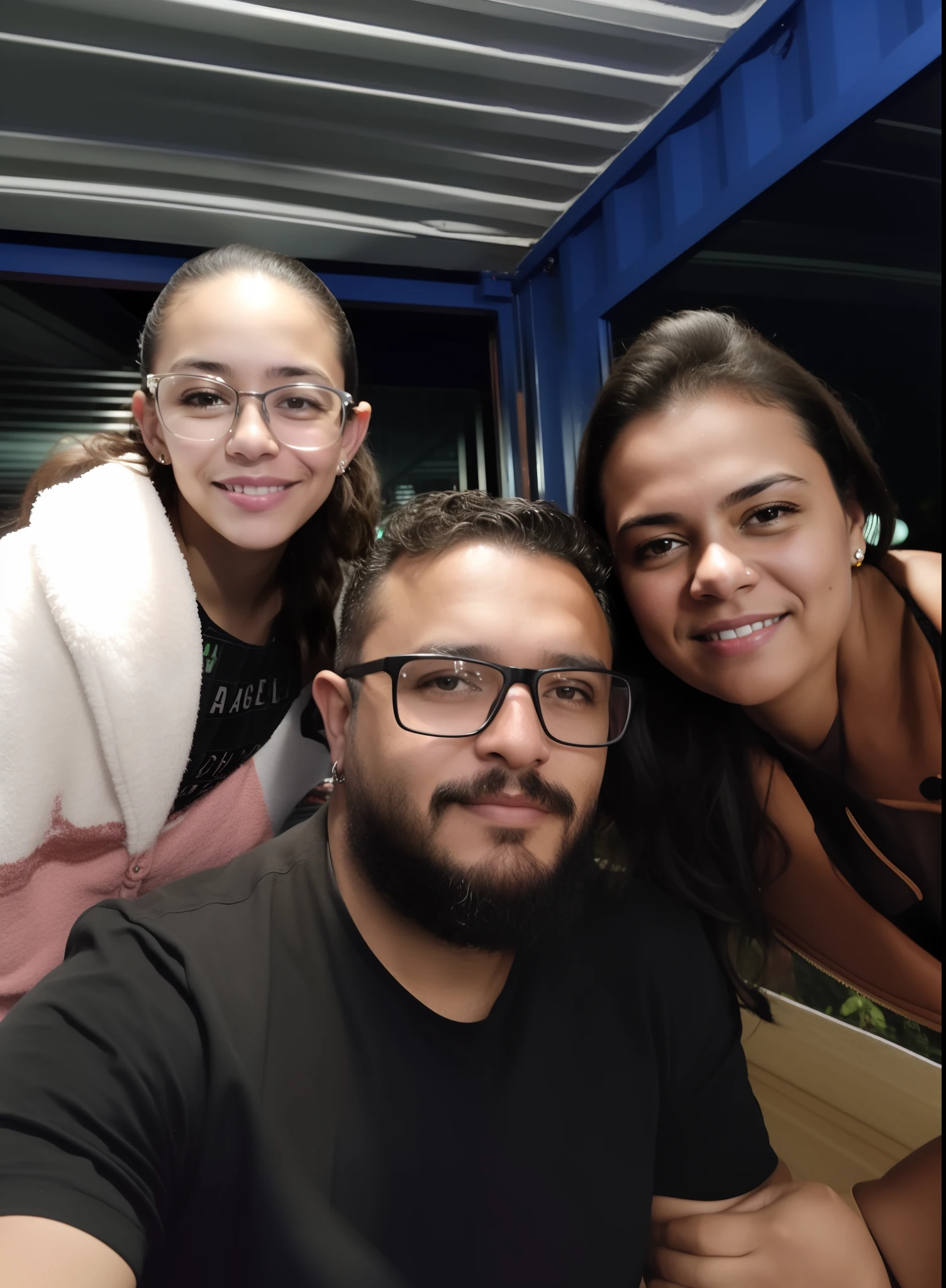 There are three people who are taking a selfie together, foto do perfil, imagem de qualidade muito baixa, Tomado com Sony Alpha 9, Fotografia tirada em 2 0 2 0, Directed by: Nandor Soldier, photo taken at night, Fotografia selfie 8k, Happy family, david rios ferreira, family dinner, In Sao Paulo, tomada em 2 0 2 0, foto retrato estilo pixar