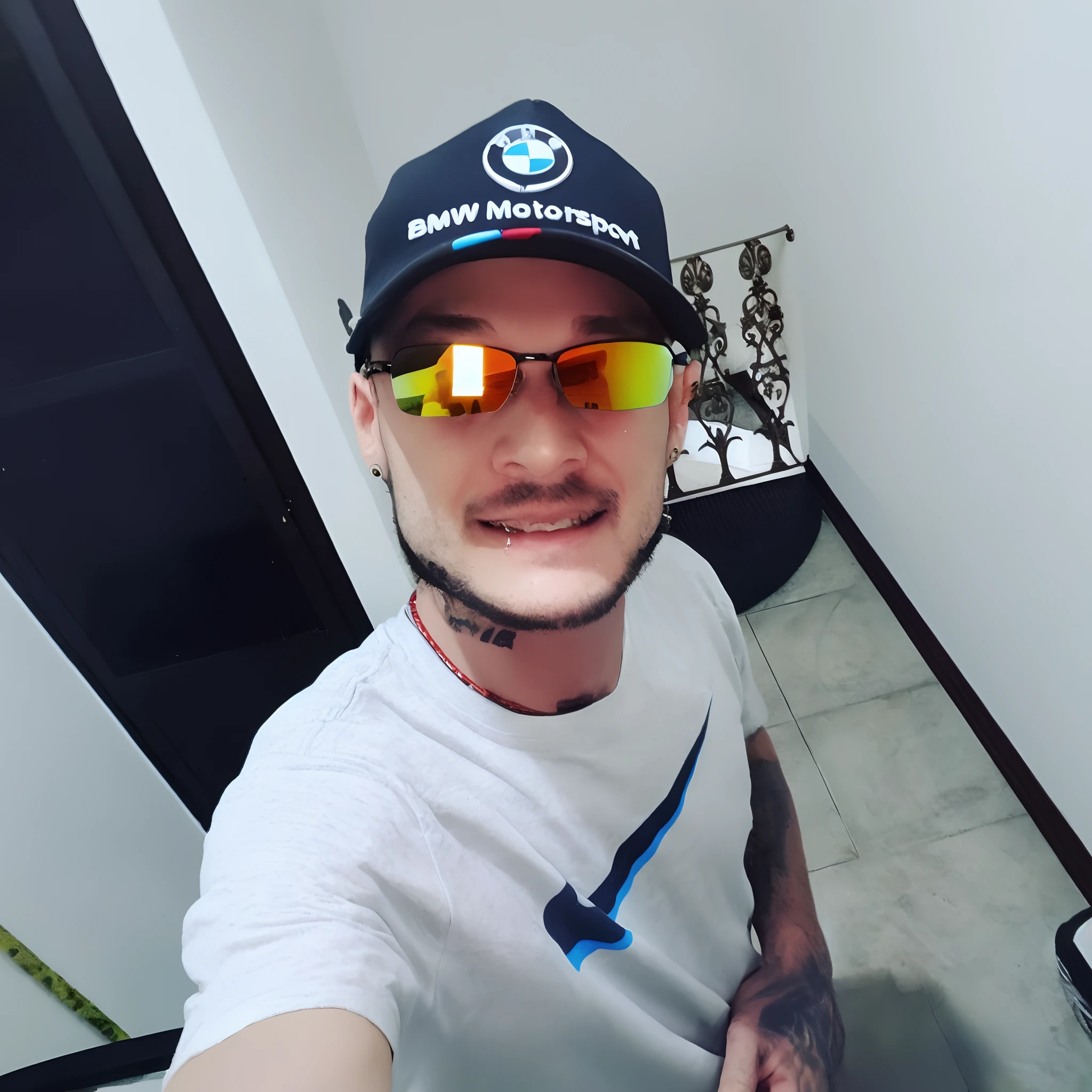 There's a man in a hat and sunglasses taking a selfie, 2 7 anos, 2 8 anos, 2 9 anos, 2 3 anos, 3 2 anos, imagem de perfil, Streamer do Twitch / Jogador Ludwig, 2 4 anos, 2 2 anos, 3 6 anos, mateus 9 5, 38 anos, foto de perfil