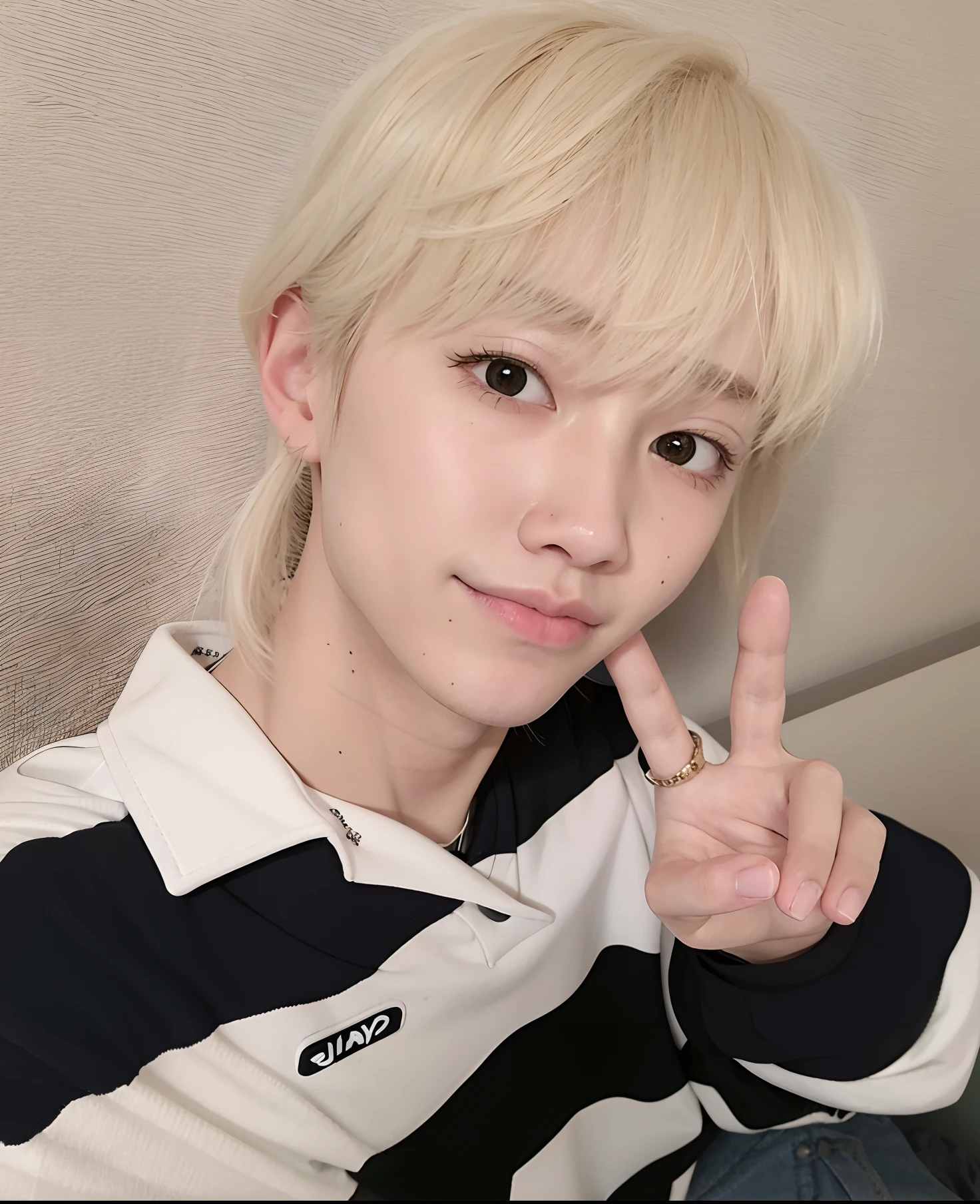 Blond boy with a peace sign in his hand, Kim Doyoung, Cai Xukun, Jinyoung Canela, wan adorable korean face, Hyung Tae, dez lee, TaeJune Kim, Hong June Hyung, Jaeyeon Nam, Ulzzang macho, com o dedo indicador, Jung Jaehyun, inspirado em Kun Can, foto de perfil headshot, jossi do blackpink, Jovem Anjo Wan