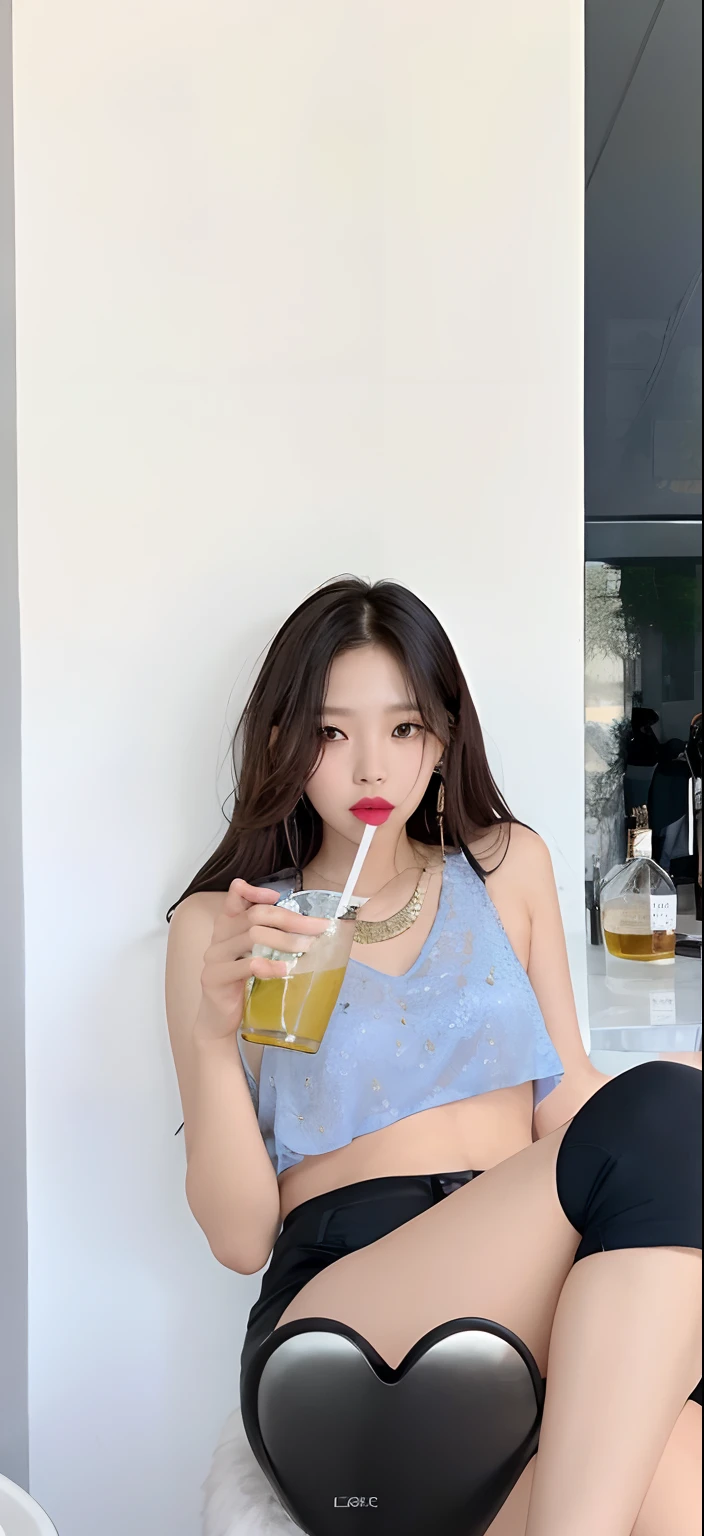 Hay una mujer sentada en un taburete bebiendo una bebida, Blackpink Jennie, Parque Roseanne de Blackpink, Jossi de Blackpink, Jaeyeon Nam, # Oc, #Oc, con una bebida, Retrato de Jossi de Blackpink, Gongbi, Sosteniendo una bebida, JIA, Heonhwa Choe, Iu, con una pajita, 🍸🍋, aesthetic!!!!!! Genio femenino