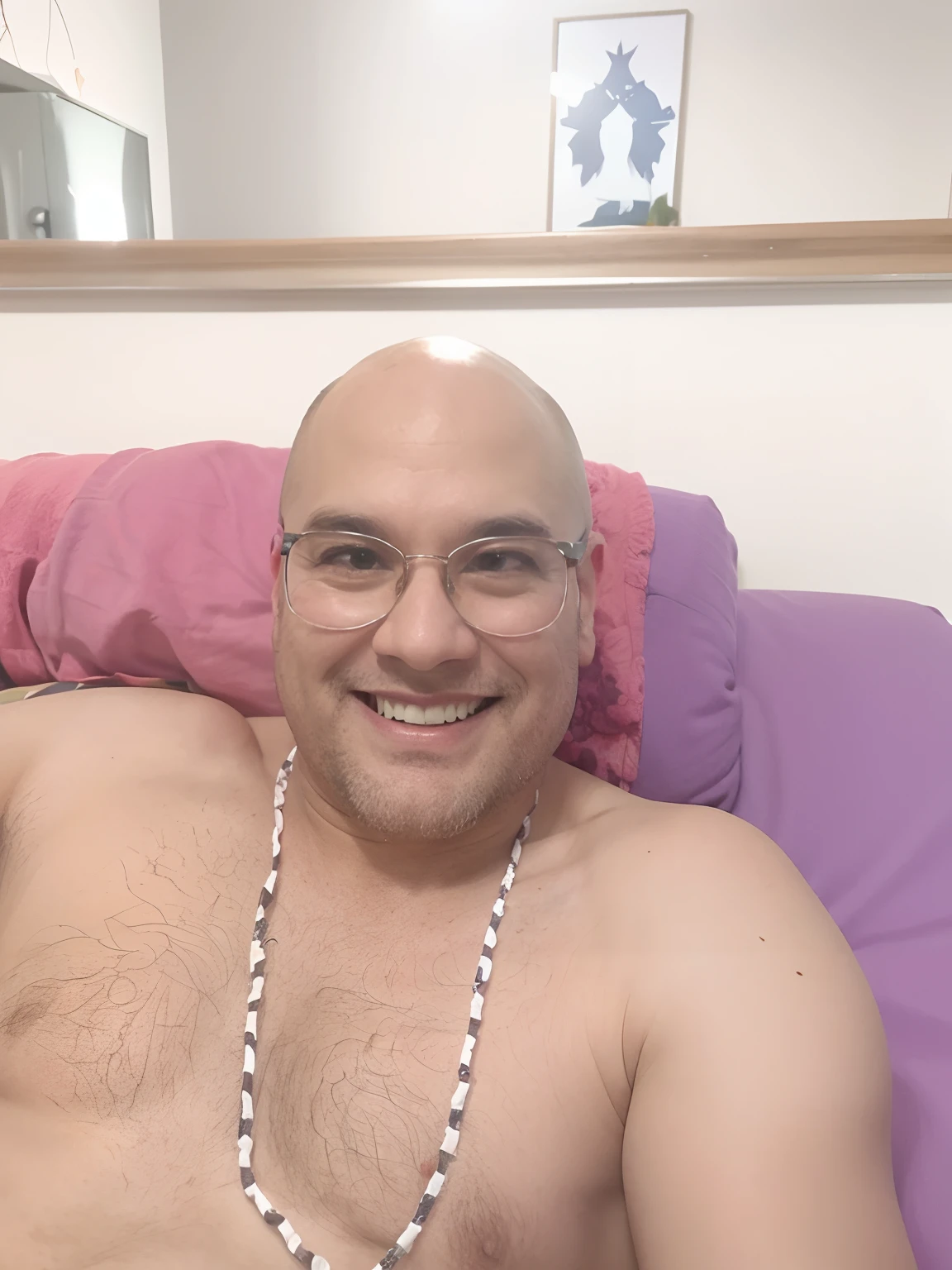 hombre desnudo, con un gran pene erecto hasta el ombligo, delgado y con una musculatura detallada