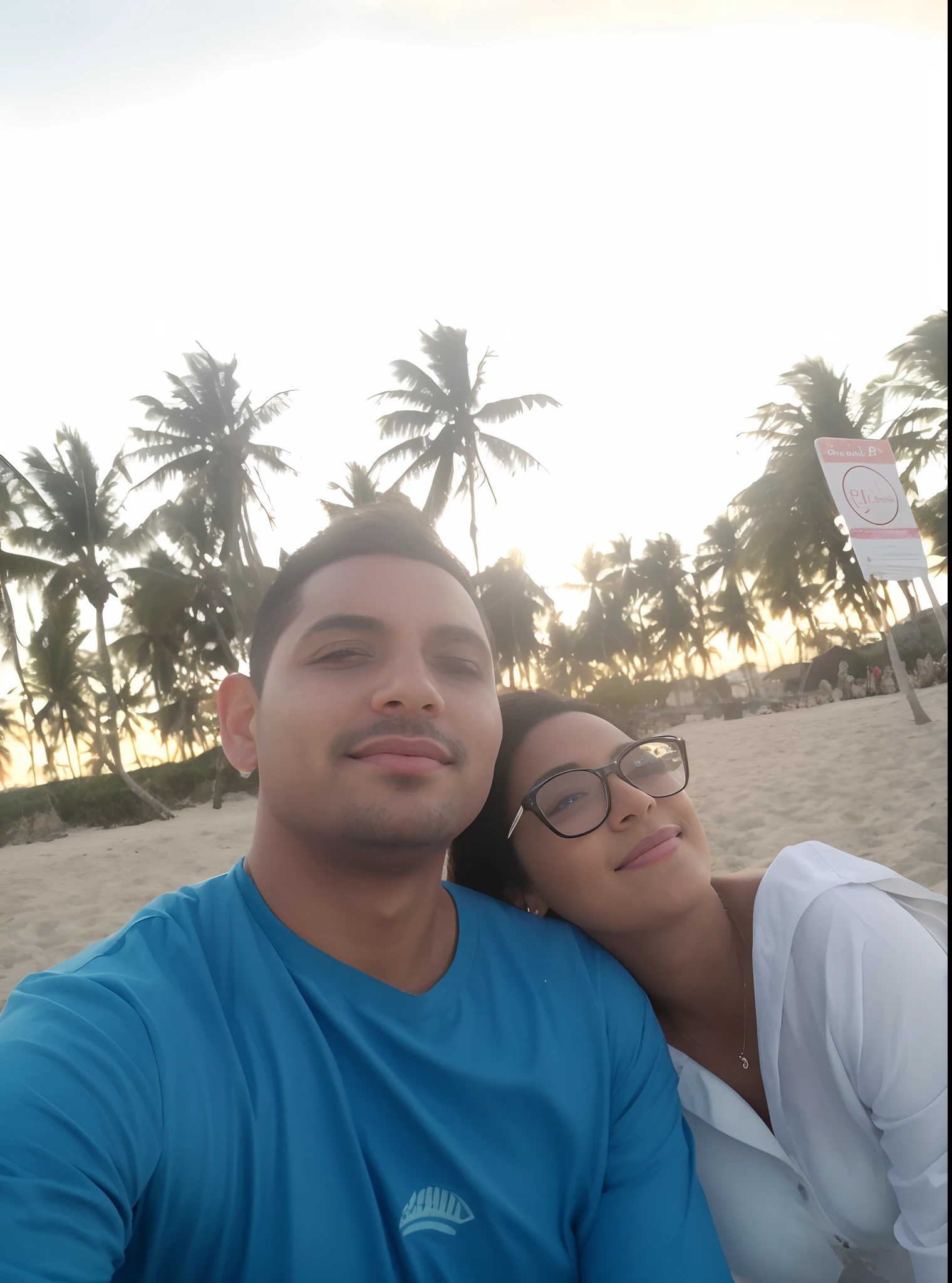 they are on the beach taking a selfie with their cell phone, on the beach at sunset, on the beach during sunset, na praia, foto de praia, em uma praia, em uma praia, na praia, em uma praia tropical, during sunset, Lovely couple, selfie apaixonada, vacation photo, na praia, na praia, on the beach at sunset