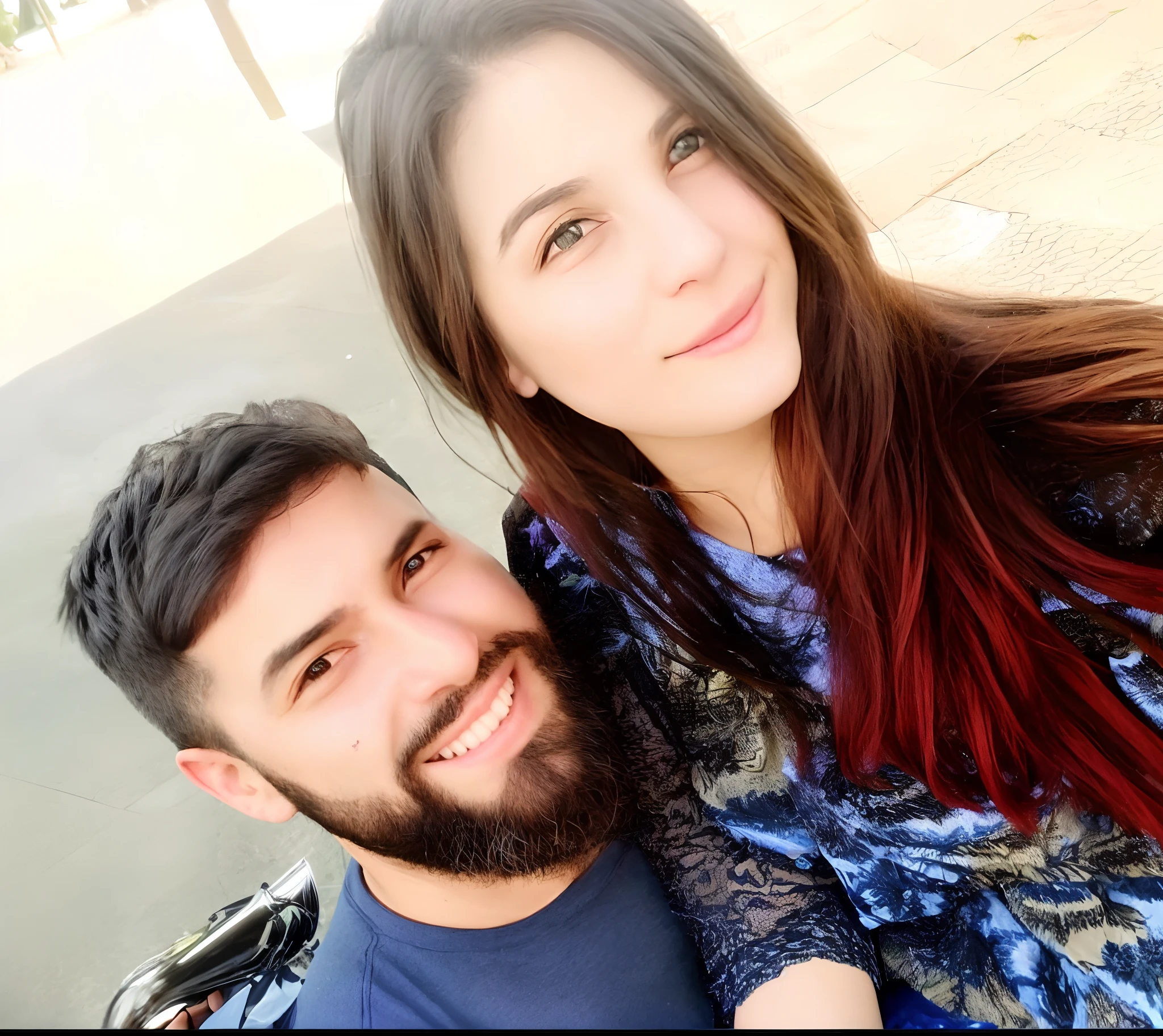 They're sitting on a bench together drinking a drink, Directed by: Nandor Soldier, imagem de perfil, Malika Favre, par, Casal feliz, Marischa Becker, em jardins de maconha, divertindo-se, vacation photo, cerca de 3 5 anos, Directed by: Felipe Seade, Lovely couple, Simon Hollosy, Mulher de 30 anos