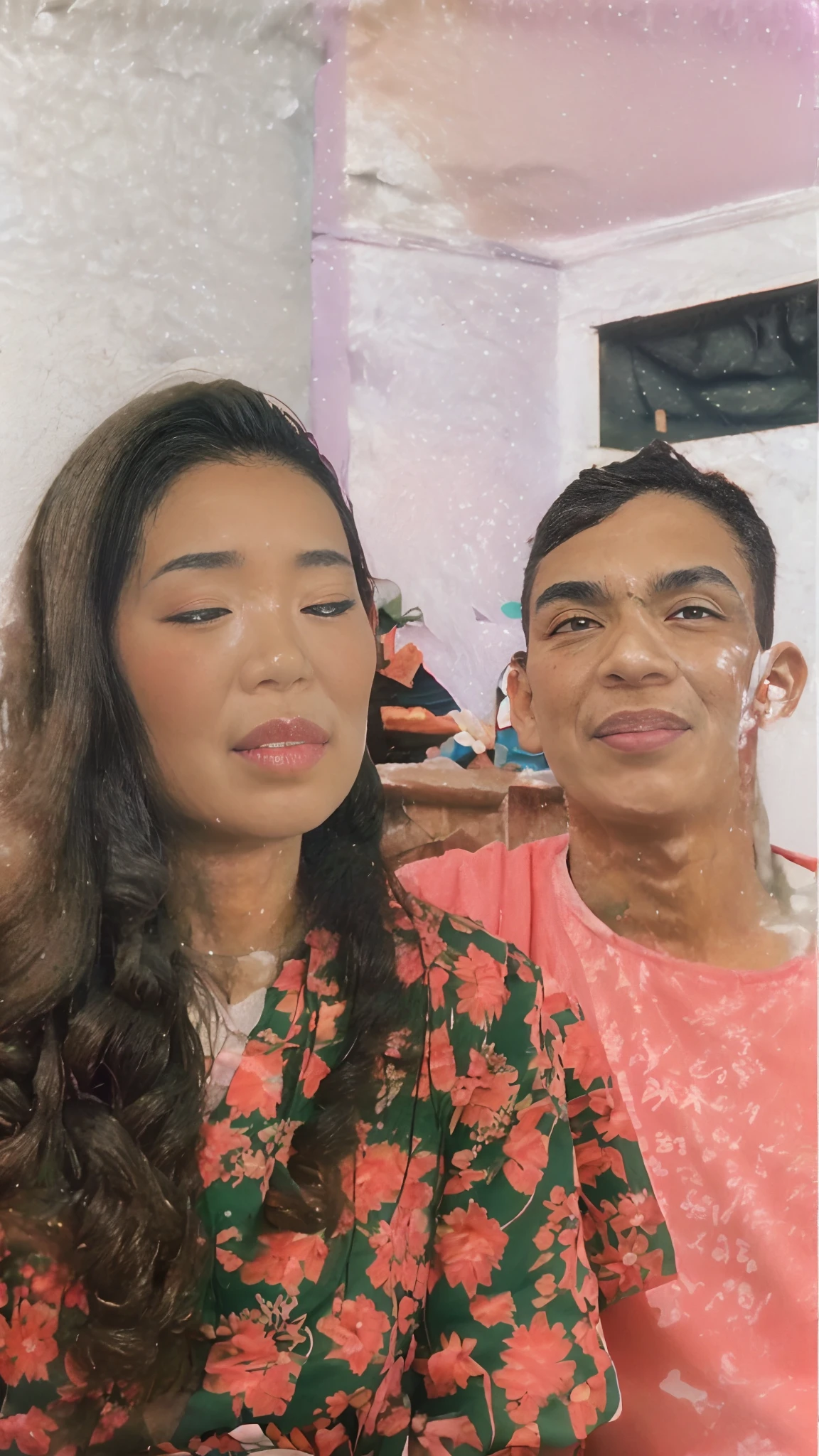 There are two people sitting together in a room with a pink wall, granulado de baixa qualidade, instagram story, granulado de baixa qualidade, fotografia de baixa qualidade, par, imagem granulada, No estilo de Petra Collins, foto de perfil, imagem de qualidade muito baixa, fotografia granulada de baixa qualidade, Petra Collins e MC. Escher, imagem granulada pesada, Imagens granuladas