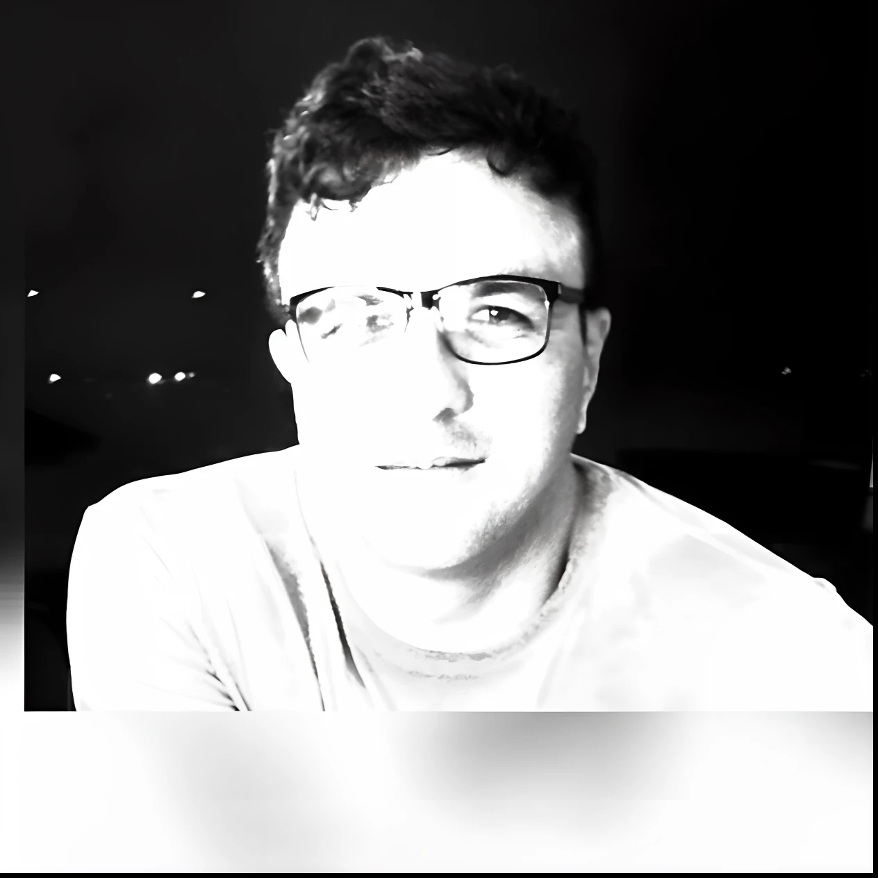 there is a man with glasses sitting in a chair with a cell phone, imagem em preto e branco, filtro preto e branco, taken in the early 2020s, foto granulada em preto e branco, foto de perfil headshot, imagem frontal, foto de perfil 1024px, inspired by Antônio Parreiras, uma foto em preto e branco