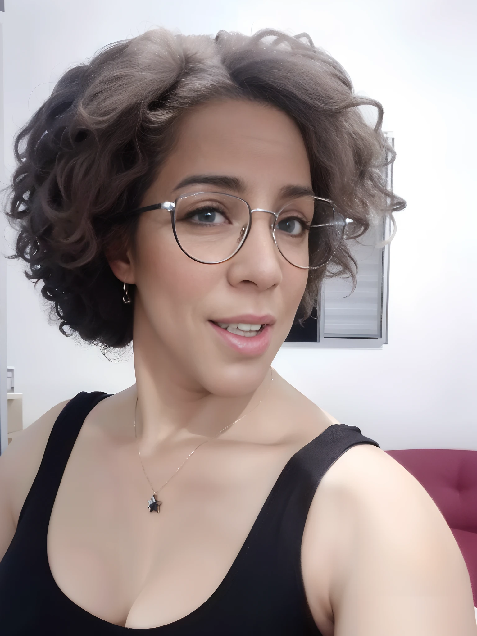 There's a woman with glasses and a black tank top, Directed by: mulher de 40 anos olhos verdes sorrindo