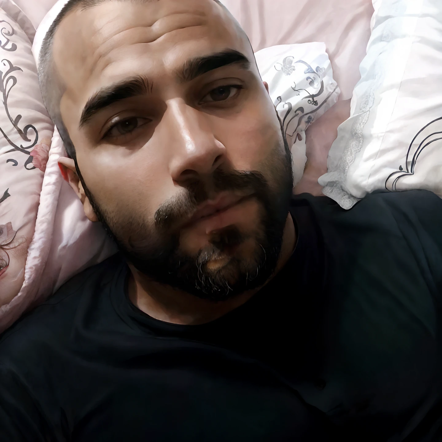 There's a man lying in bed with a teddy bear on his pillow, david rios ferreira, com barba e camisa preta, caio santos, careca com barba curta, Mohamed Reda, inspired by Antônio Parreiras, com uma barba preta cheia, icaro carvalho, Fotografia selfie 8k, 2 7 years prompt q to be done creating the image