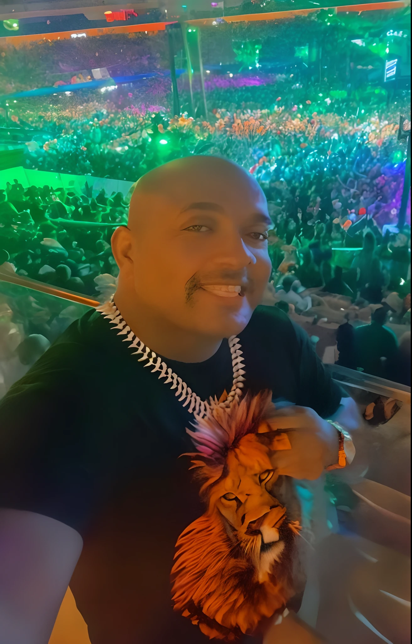 Arafed man in black shirt with a lion on his shirt, foto de perfil, imagem de perfil, foto do perfil, foto de perfil 1024px, foto de perfil, taken in the early 2020s, Postagem no Reddit, Fotografia tirada em 2 0 2 0, divertindo-se, fotografia tirada em 2 0 2 0, imagem de qualidade muito baixa