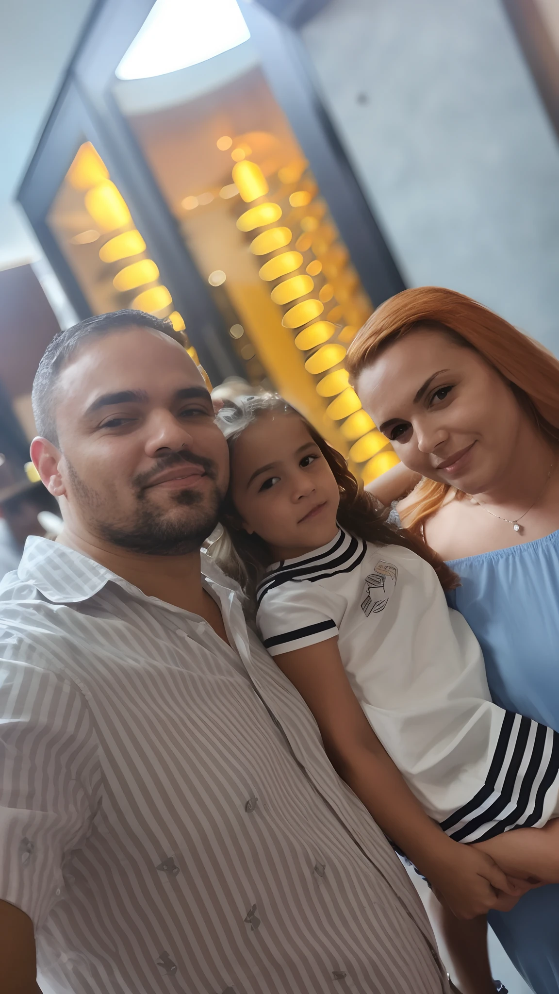 There is a man and a woman holding a child in a restaurant, imagem de perfil, imagem de qualidade muito baixa, foto do perfil, foto de perfil, Mulher de 30 anos, 3 0 anos de idade mulher, Family photo, foto de perfil, Fotografia selfie 8k, qualidade muito baixa, david rios ferreira, imagem do avatar, facebook post, Happy family, 3 6 anos