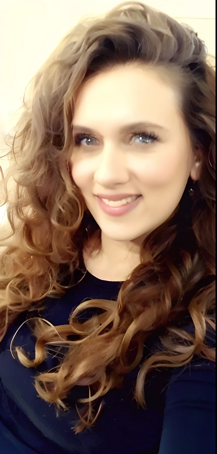 There's a woman with long curly hair smiling at the camera, foto de perfil headshot, imagem de perfil, foto do perfil, Directed by: Siona Shimshi, Mulher de 30 anos, 3 0 anos de idade mulher, cabelos loiros cacheados | d & d, Directed by: Zofia Stryjenska, seu rosto emoldurado com cachos, foto de perfil, Beautiful