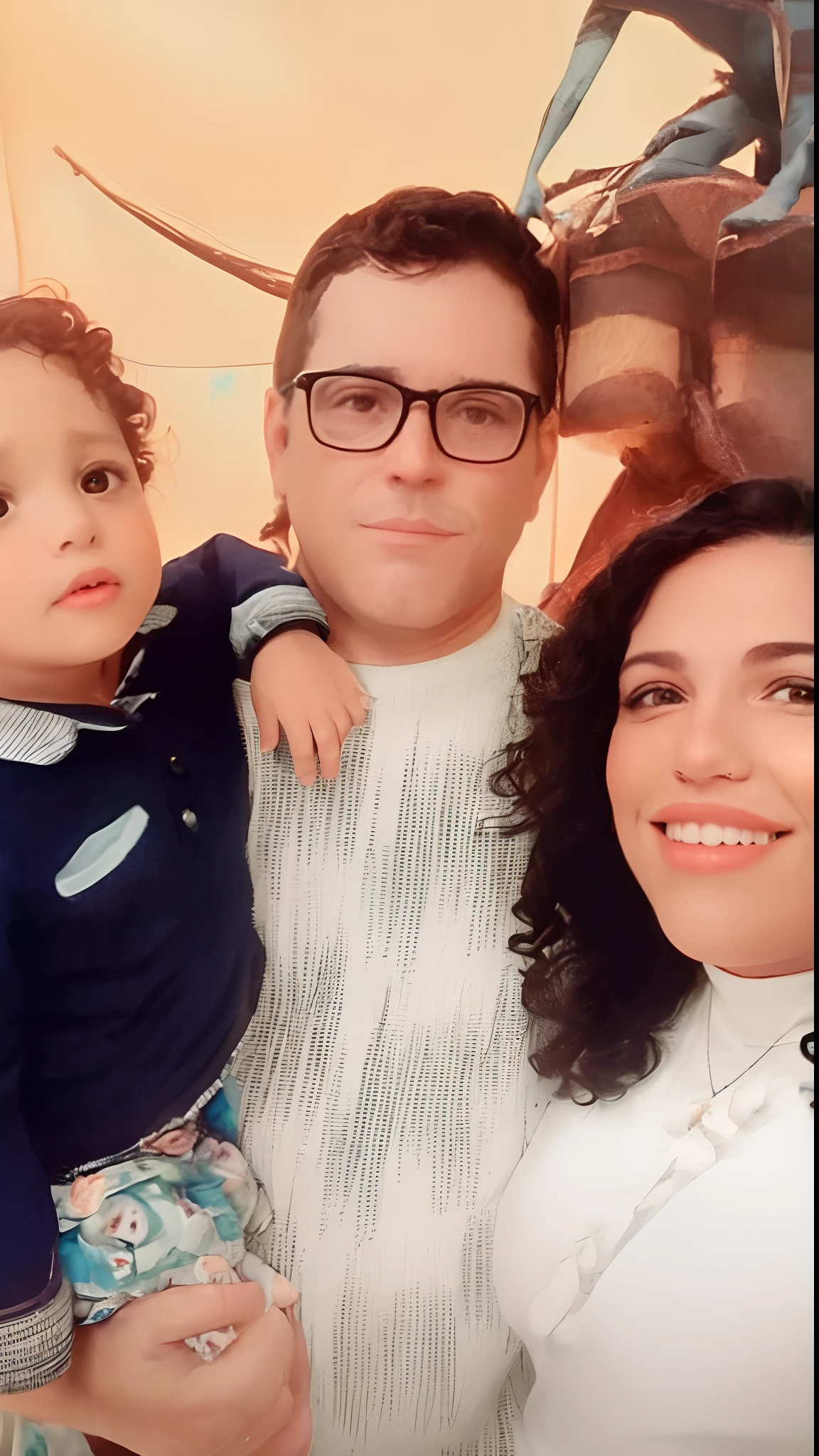 There is a man and a woman holding a child in front of a picture, marido esposa e filho, divertindo-se, Directed by: Nandor Soldier, Happy family, arte mista, Alanis Guillen, Directed by: Olivia Peguero, by Amelia Peláez, Family photo, family portrait, portrait of family of three, Directed by: CeFerí Olivé