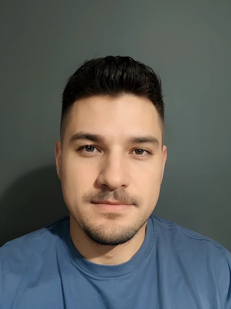Homem branco cabelos pretos