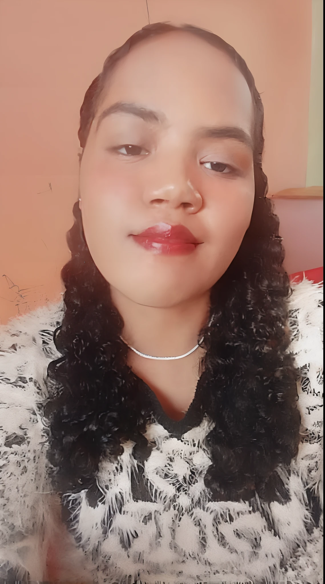 There's a woman in a black and white sweater and a red lipstick, imagem de perfil, imagem frontal, taken in the early 2020s, Mulher de 20 anos de Cuba, Anos Imane, Ayahausca, imagem de qualidade muito alta, 2 0 anos, em torno de 1 9 anos, 18 anos