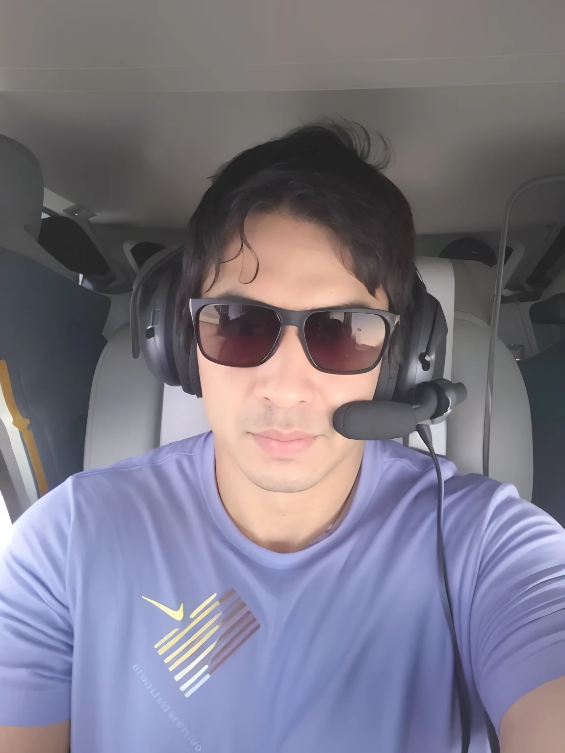 Man wearing headphones and sunglasses sitting on an airplane, em pilotos, no cockpit, imagem do avatar, Foto de perfil, Me ajuda, icaro carvalho, foto de perfil headshot, foto de perfil 1024px, Alejandro, com fones de ouvido, helicopter view, caio santos, Assumido em Go Pro Hero8, andres rios, fpv