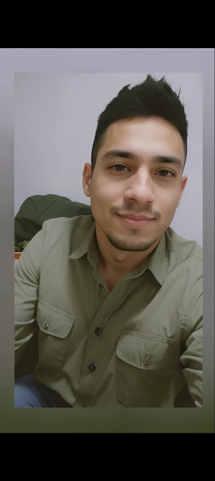 Homem com um moicano e uma camisa verde sentado em uma cadeira, 2 7 anos, 2 9 anos, 2 8 anos, 3 2 anos, 2 3 anos, 38 anos, 35 anos, 3 5 anos, 3 6 anos, foto vazada, 2 4 anos, 25 anos