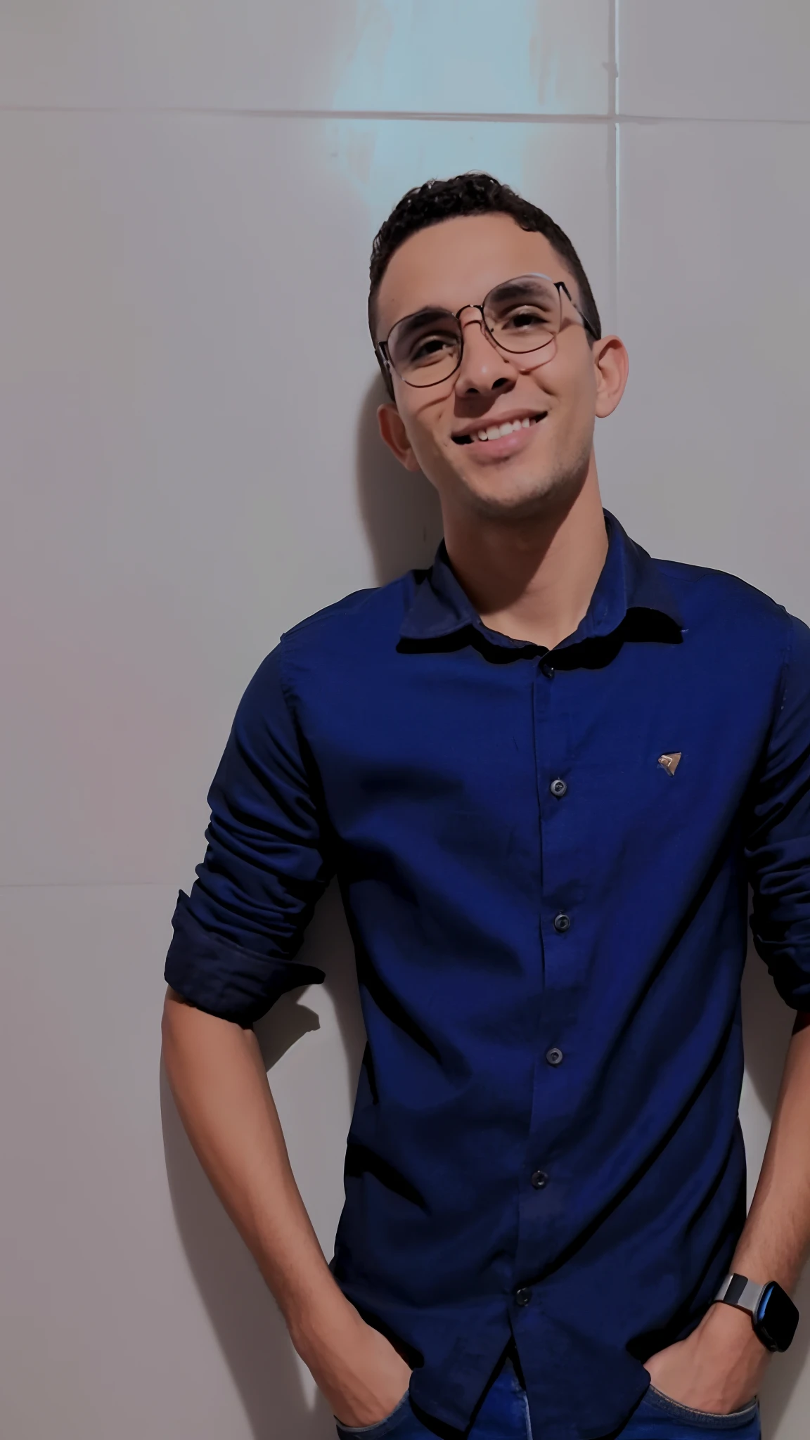 Man in blue shirt and jeans leaning against a wall, full body photogenic shot, Estilo disney pixer, camisa azul escura, Retrato no meio da foto, camisa azul, Riyahd Cassiem, with a happy expression, vestindo camisa, com uma pose cool, com um lindo sorriso, wearing a dark shirt and jeans, caio santos, Potrait