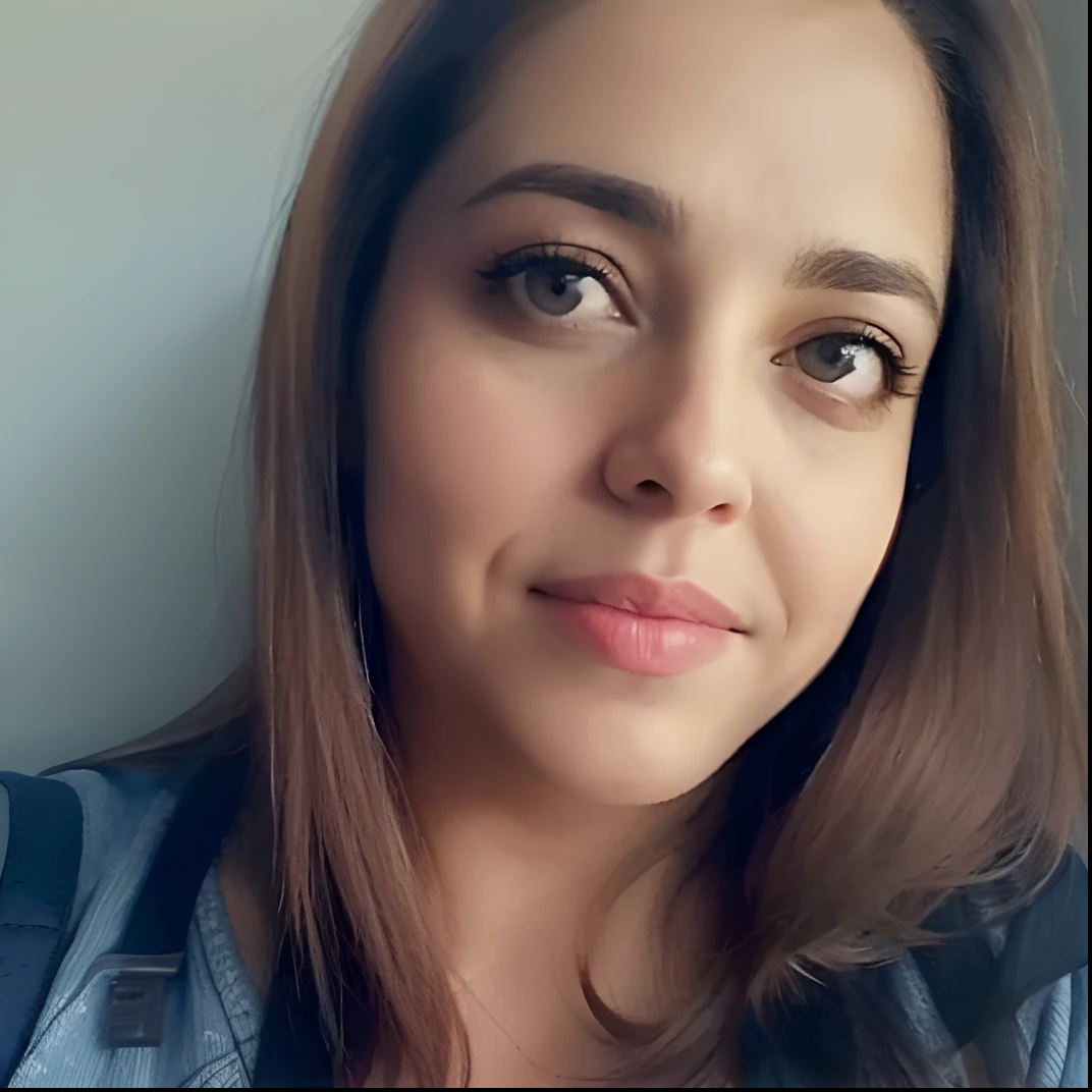 There's a woman in a blue shirt and a black bag, imagem de perfil, Directed by: Nandor Soldier, fernanda suarez, foto de perfil, Lorena Avarez, foto do perfil, Estefania Villegas Burgos, Alanis Guillen, foto de perfil headshot, photo of džesika devic, 3 0 anos de idade mulher