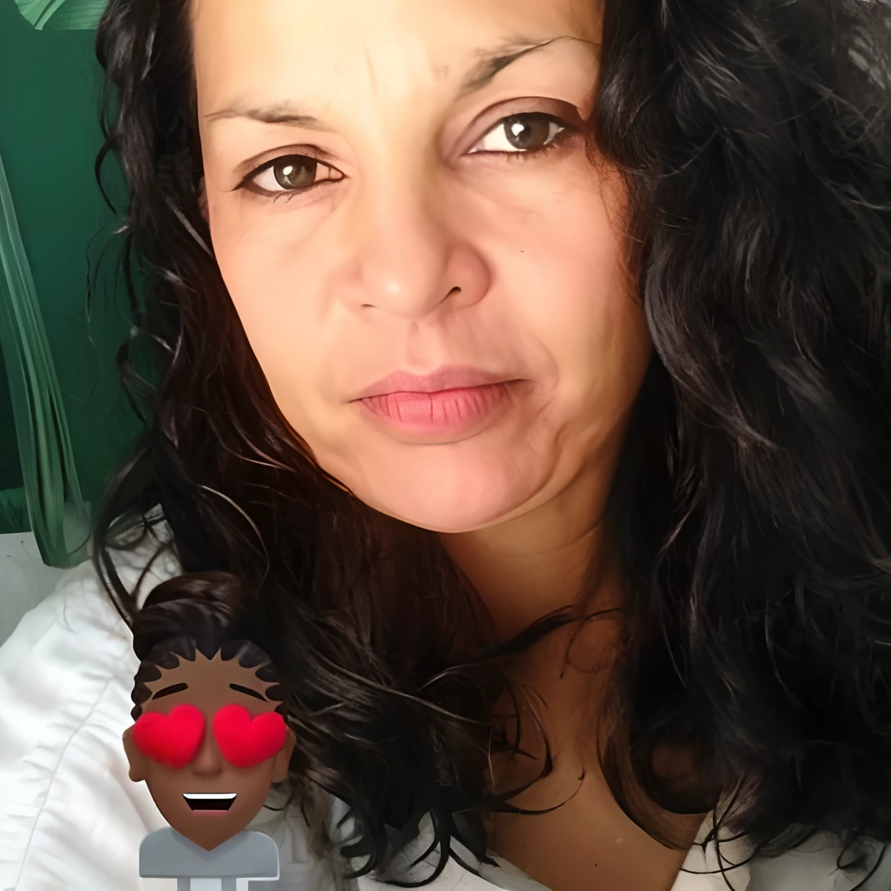 There's a woman with a doll on her shoulder posing for a picture, Parece Fabiula Nascimento, Mulher de 30 anos, 3 0 anos de idade mulher, Mulher de 30 anos de Cuba, Alanis Guillen, Ayahausca, imagem de perfil, 3 5 year brazilian mother, 3 0 anos mulher