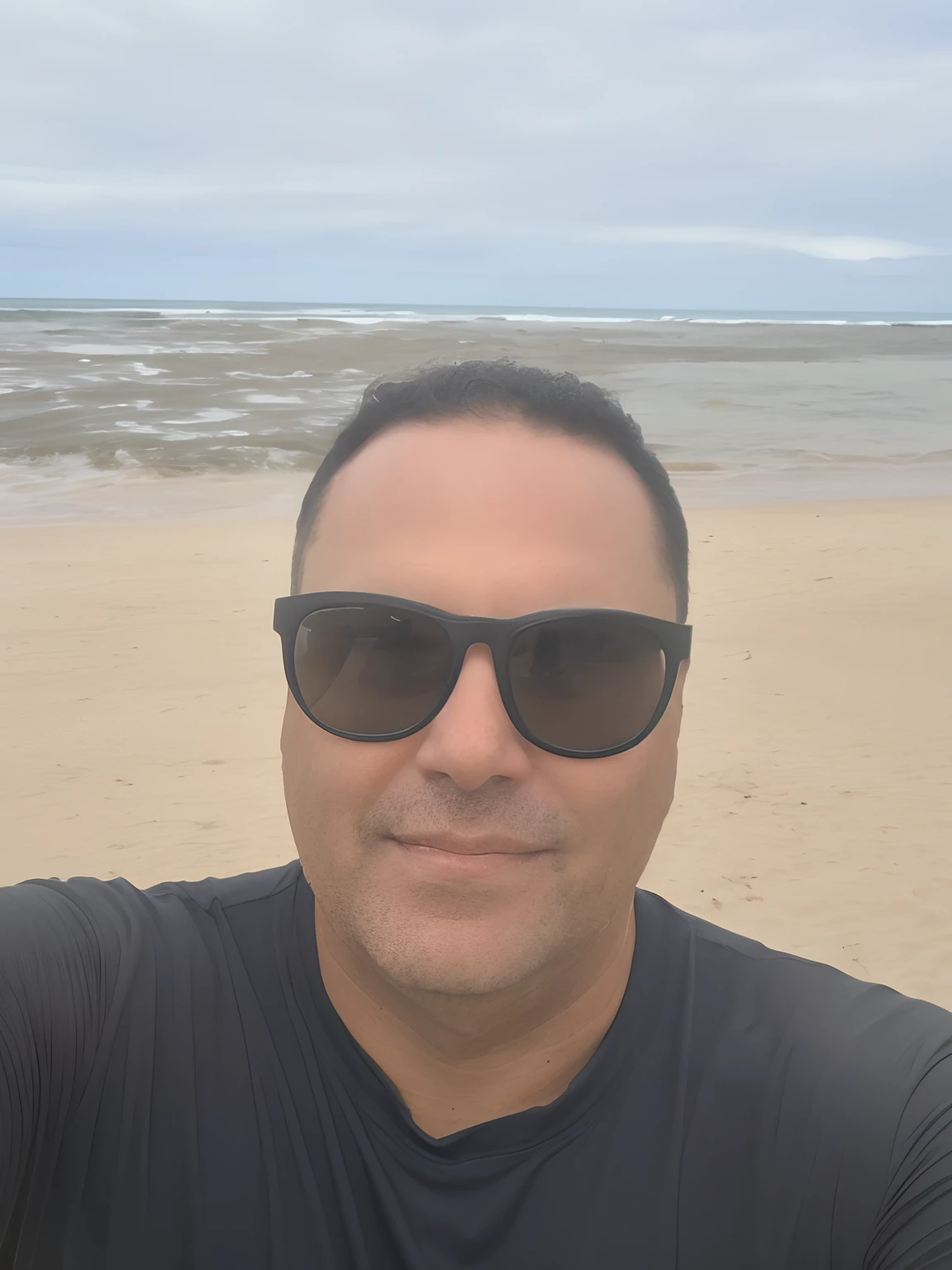 There's a man in sunglasses on the beach taking a selfie, em uma praia, standing near the beach, na praia, standing at the beach, Homem de 4 0 anos, na praia, foto de praia, posando em uma praia com o oceano, Homens de 45 anos, em uma praia tropical, in a beachfront environment, (38 anos)