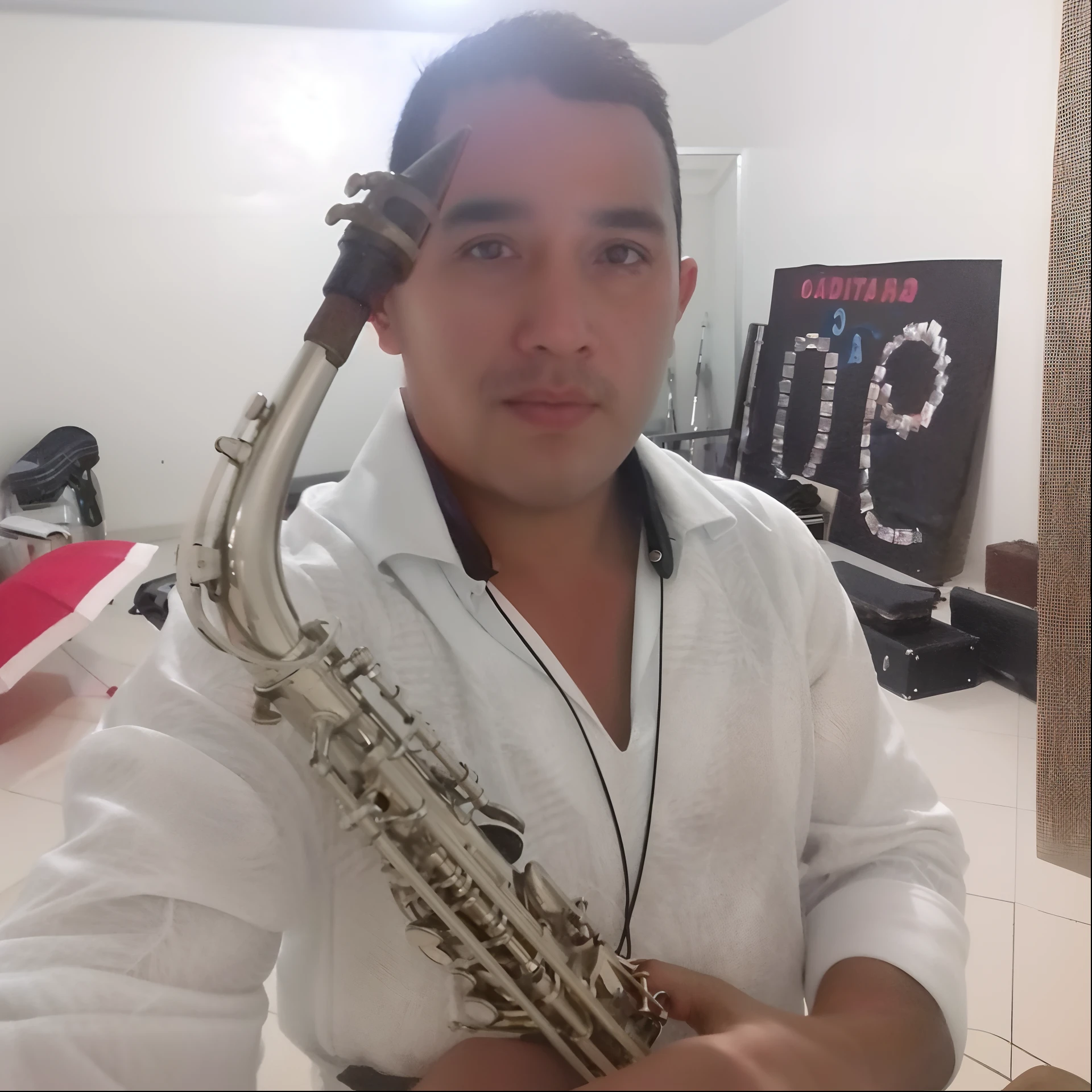 Homem de Arafed segurando um saxofone em uma sala com um piso branco, victor maristane, saxofone, caio santos, sousaphones, sousaphones reais, andres rios, Eloy Morales, Jose Miguel Romano Francisca, Carmelo Blandino, Salustiano Garcia Cruz, Foto realista, Edon Guraziu, zigor samaniego