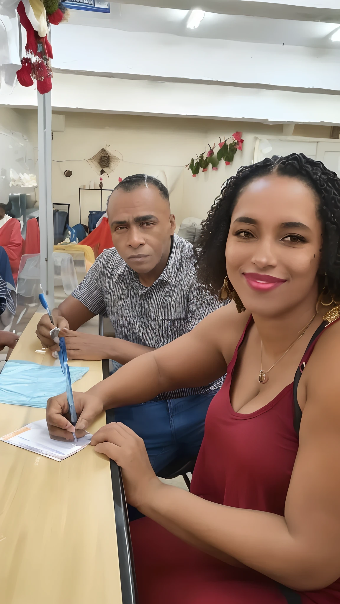 Casal jovem mulher com pele negra cabelos ondulado na altura do ombro da cor castanhos homem com pele branca cabelo curto da cor castanhos escuro