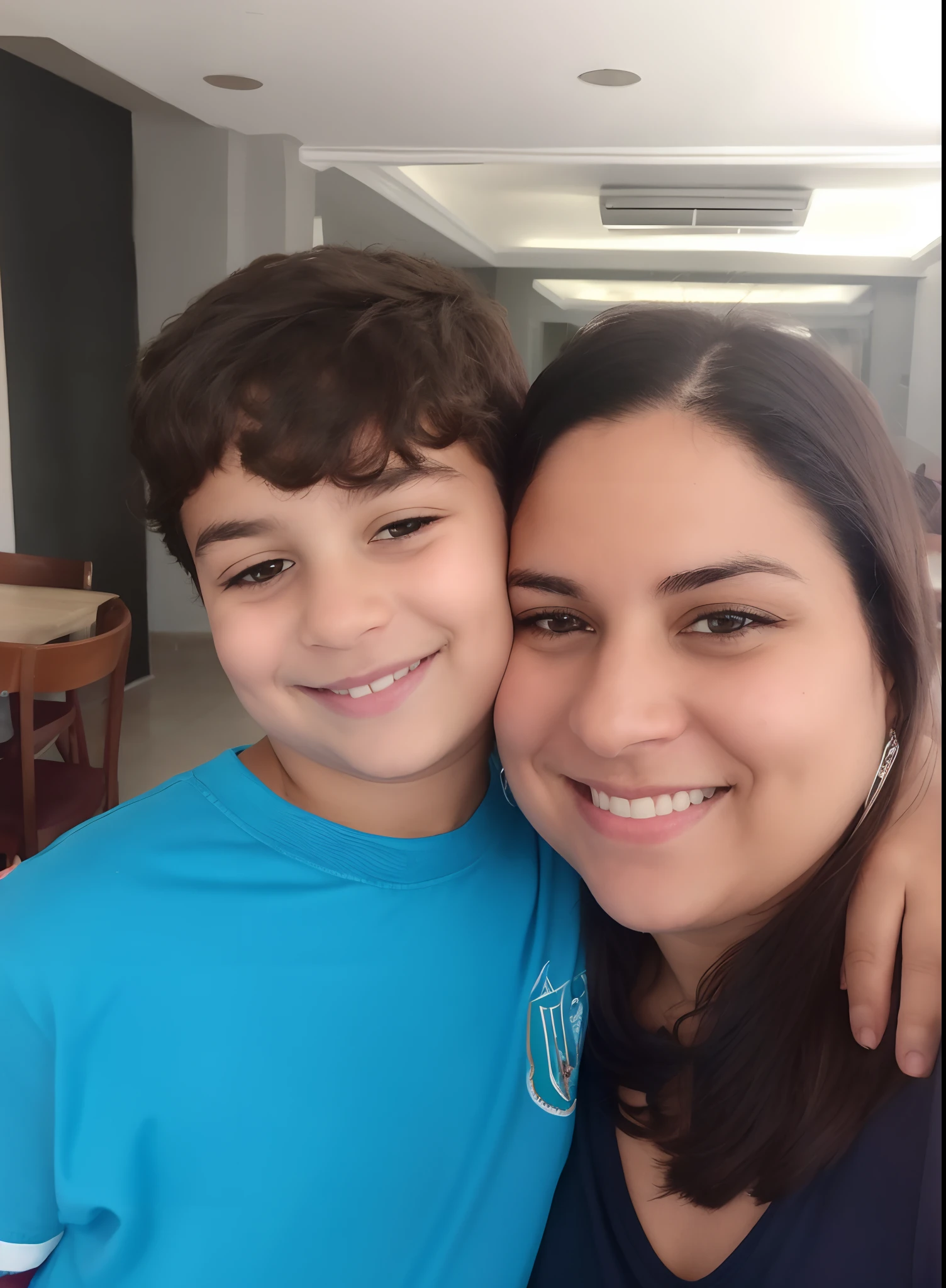 Mulher sorridente e posando para uma foto em um restaurante, Directed by: Nandor Soldier, 3 5 year brazilian mother, by Maria Helena Vieira da Silva, happily smiling at the camera, both smiling for the camera, with a kid, cabrito, Directed by: Siona Shimshi, Directed by: Joseph Pisani, inspirado em Samuel Silva, Directed by: Samuel Silva