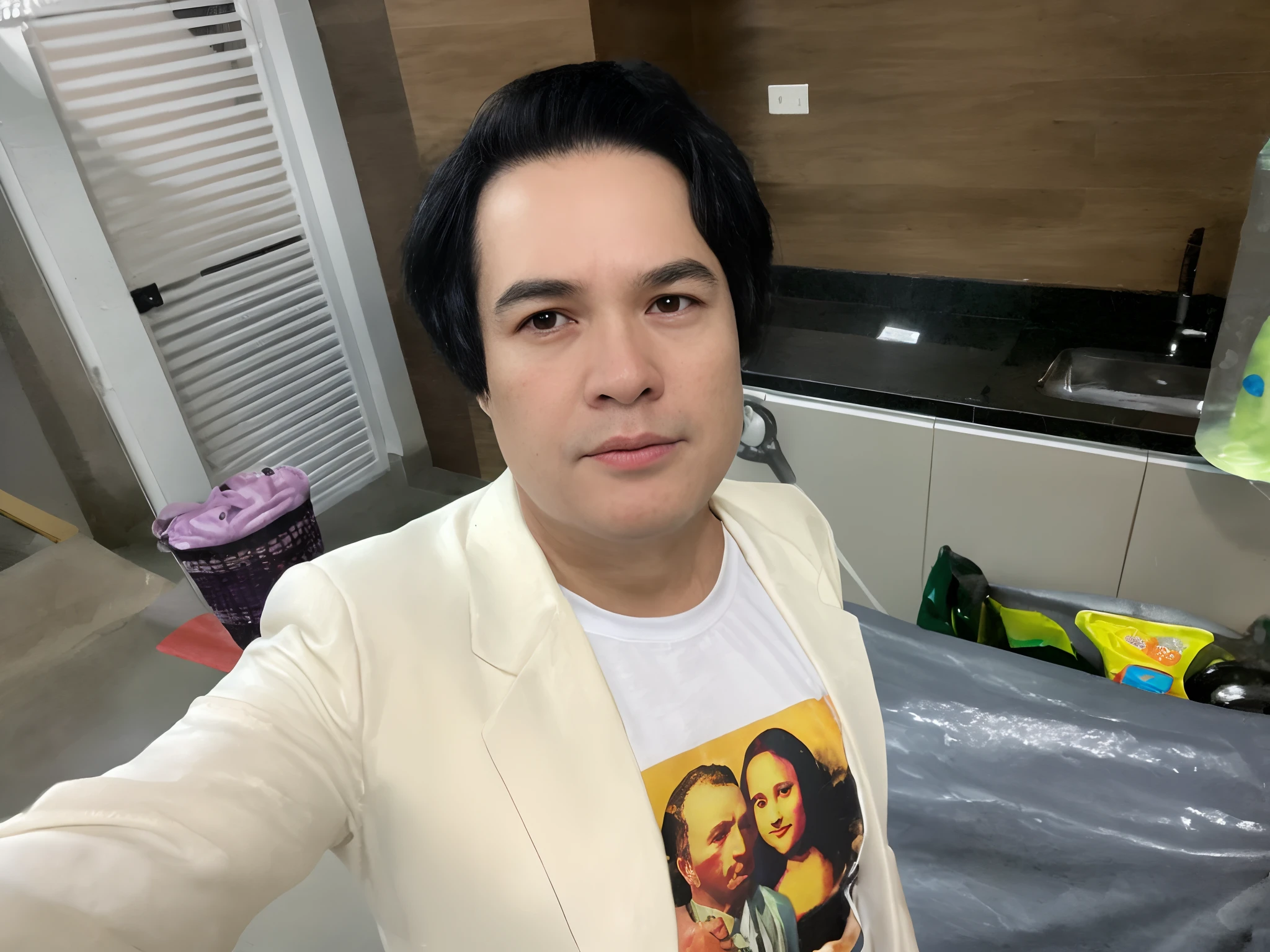 There's a woman taking a selfie in a kitchen, roge antonio, inspirado em Jorge Jacinto, Fotografia selfie 8k, he is wearing a black t-shirt, ele tem cerca de 40 anos, ele tem cerca de 4 0 anos de idade, ele tem cerca de 5 0 anos de idade, ele tem cerca de 50 anos, john jude palencar