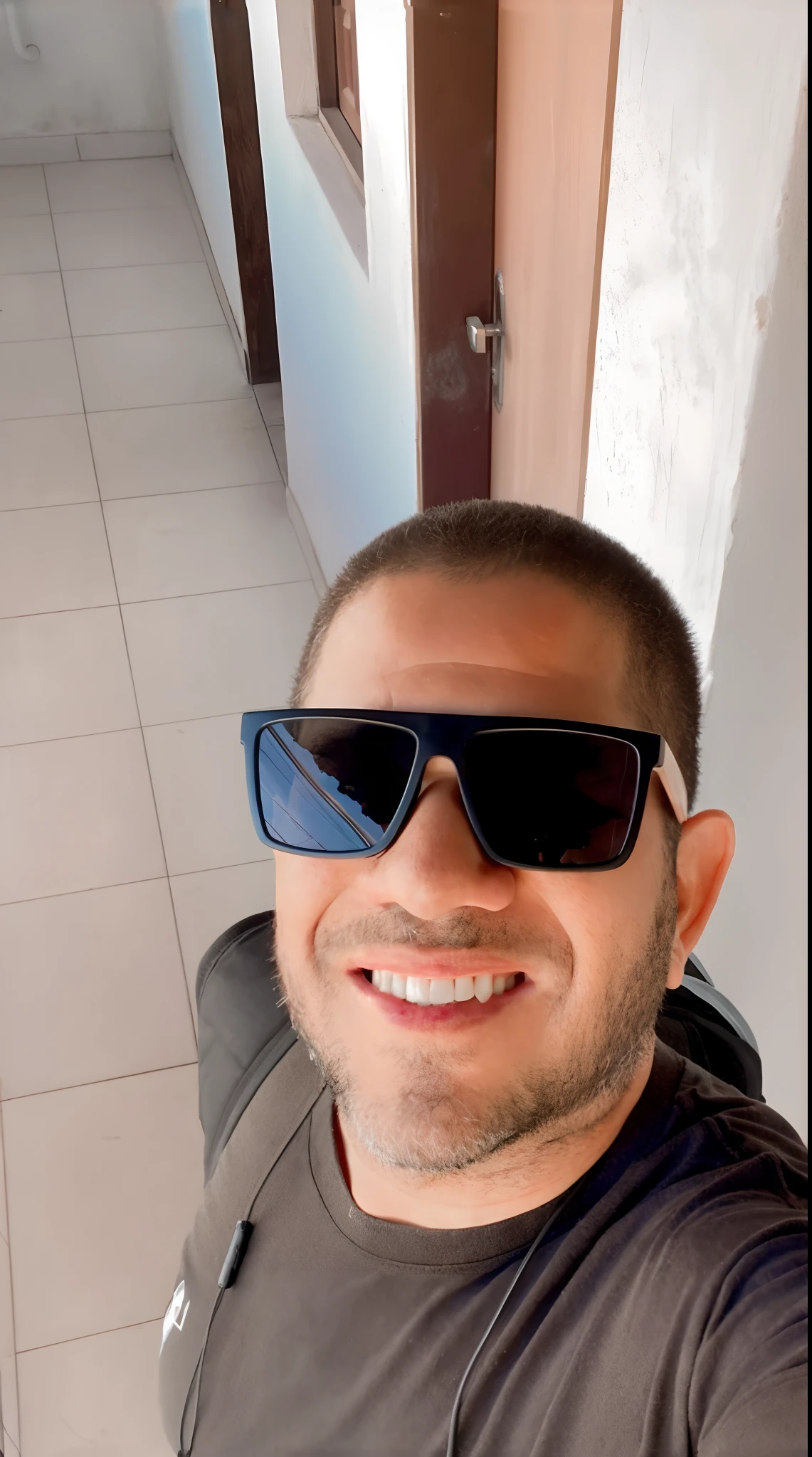 There's a man in sunglasses and a backpack taking a selfie, Postagem no Reddit, Homem de 4 0 anos, Alex Yanes, andres rios, cerca de 3 5 anos, Fotografia selfie 8k, david rios ferreira, 38 anos, 3 6 anos, Foto realista, Condutor de Ene, victor maristane, Carmelo Blandino