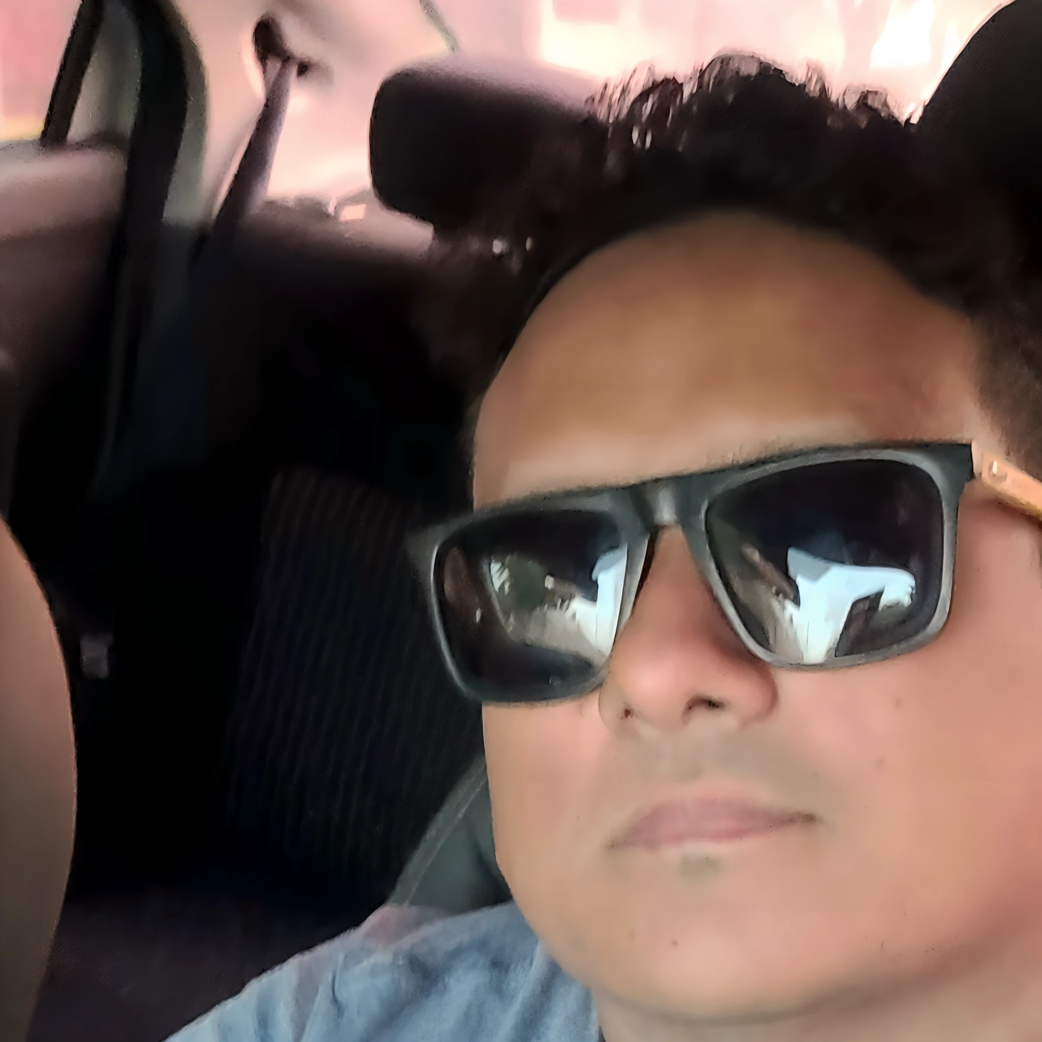 There's a man in a car wearing sunglasses and a blue shirt, Homem de 4 0 anos, 38 anos, with sun glasses, Fotografia selfie 8k, 3 6 anos, cerca de 3 5 anos, Khyzyl Saleem, 3 2 anos, imagem de qualidade muito baixa, Tomado com Sony Alpha 9, with sunglasses, 35 anos