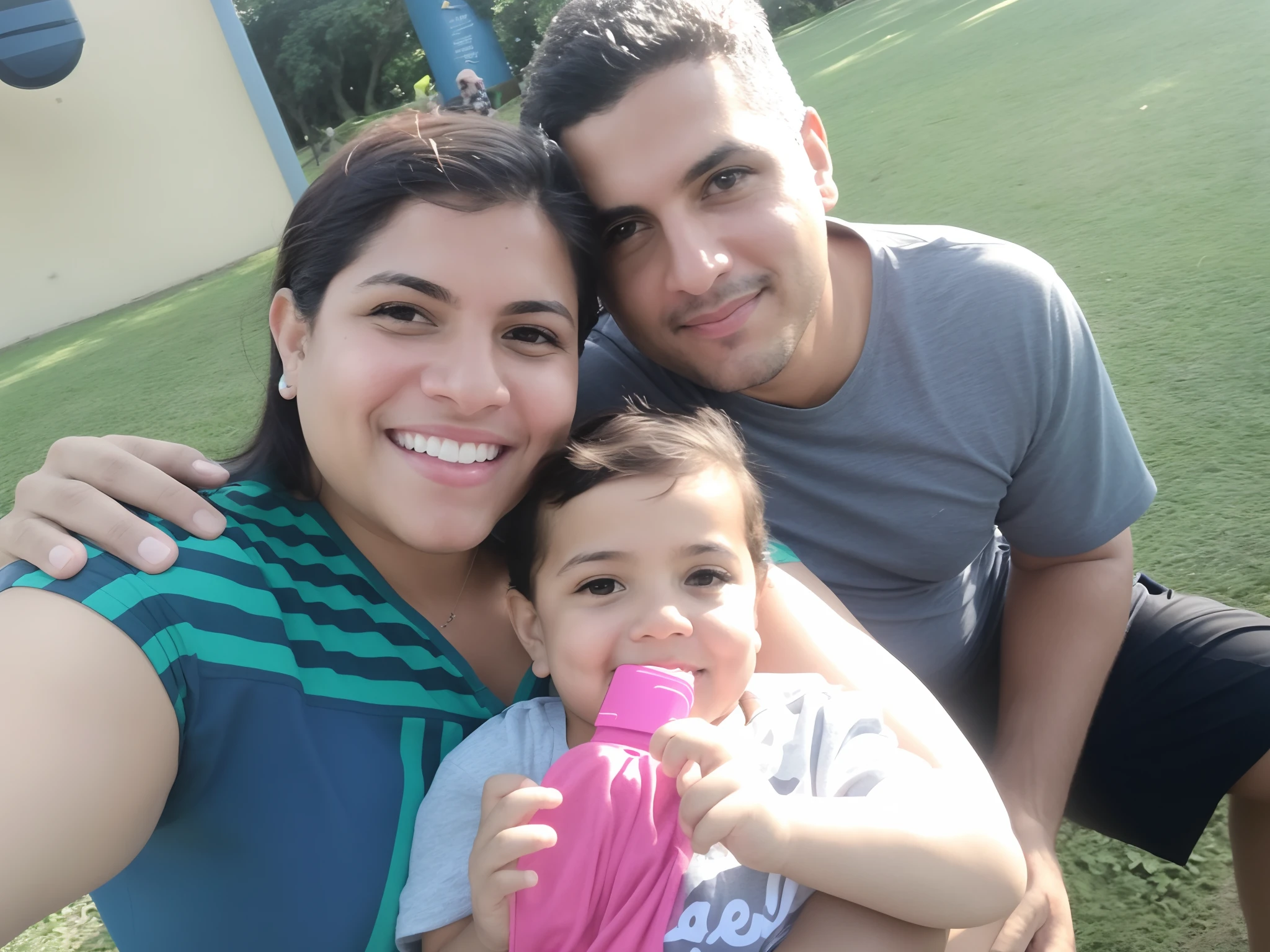 There's a man and a woman taking a selfie with a , marido esposa e filho, 3 5 year brazilian mother, Happy family, imagem de perfil, no parque, no parque em um belo dia, Directed by: Nandor Soldier, em um parque, facebook post, Postagem no Reddit, fami, Family photo, divertindo-se, foto de perfil