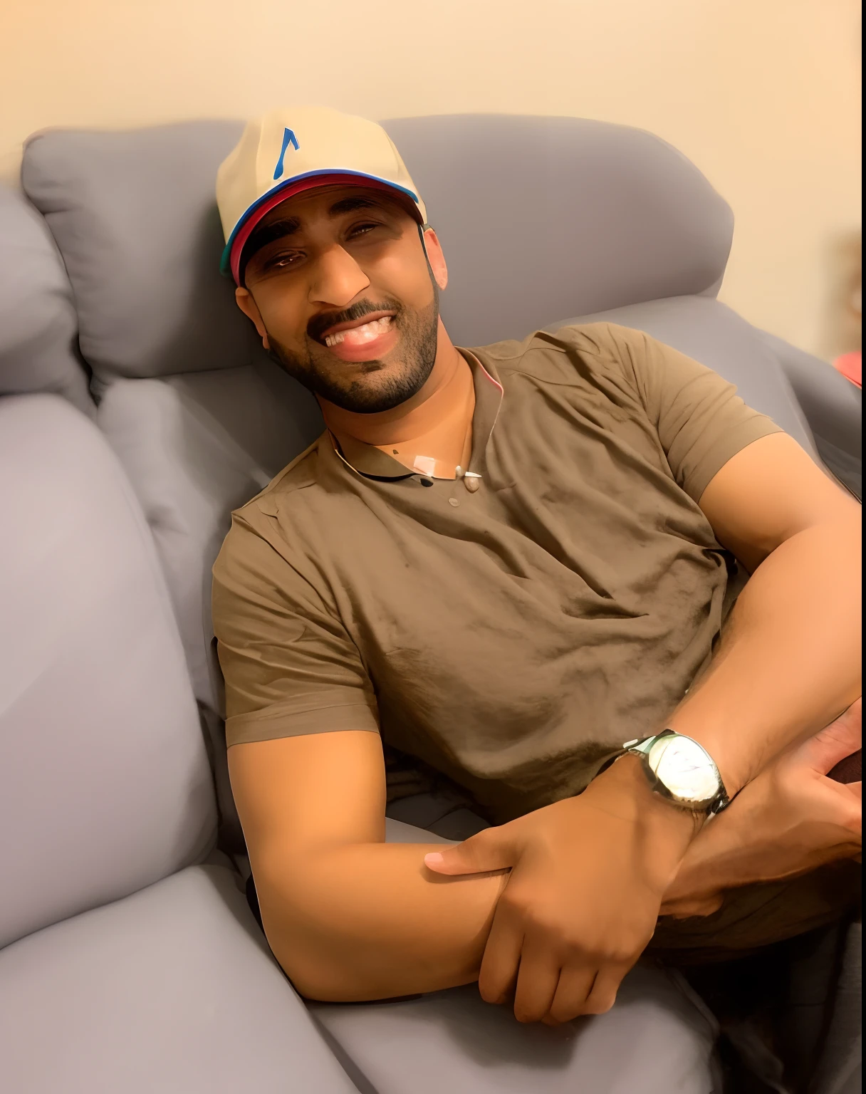 Araffe man sitting on a sofa with his arms crossed, Riyahd Cassiem, Kyza Saleem, imagem de qualidade muito baixa, taken in the early 2020s, foto de perfil, meet the actor behind the scenes, facebook post, foto de perfil headshot, inspirado em Saurabh Jethani, Khyzyl Saleem, Mohamed Chahin