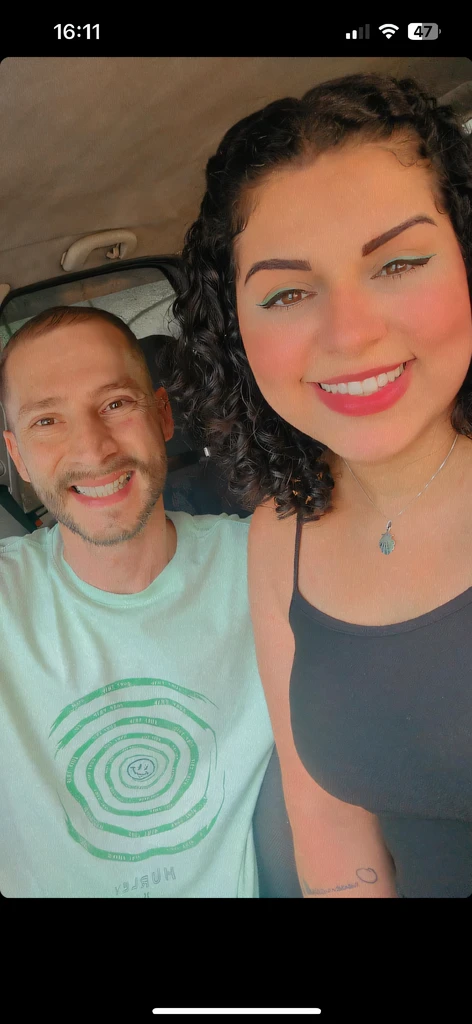 There is a man and a woman sitting in a car smiling, tirado no iphone 14 pro, tirado no iphone 1 3 pro, foto iphone, foto do perfil, Capturado no iPhone, Justina Blakeney, com verruga, imagem de qualidade muito baixa, foto do snapchat, imagem de perfil, foto de perfil 1024px, Fotografia selfie 8k