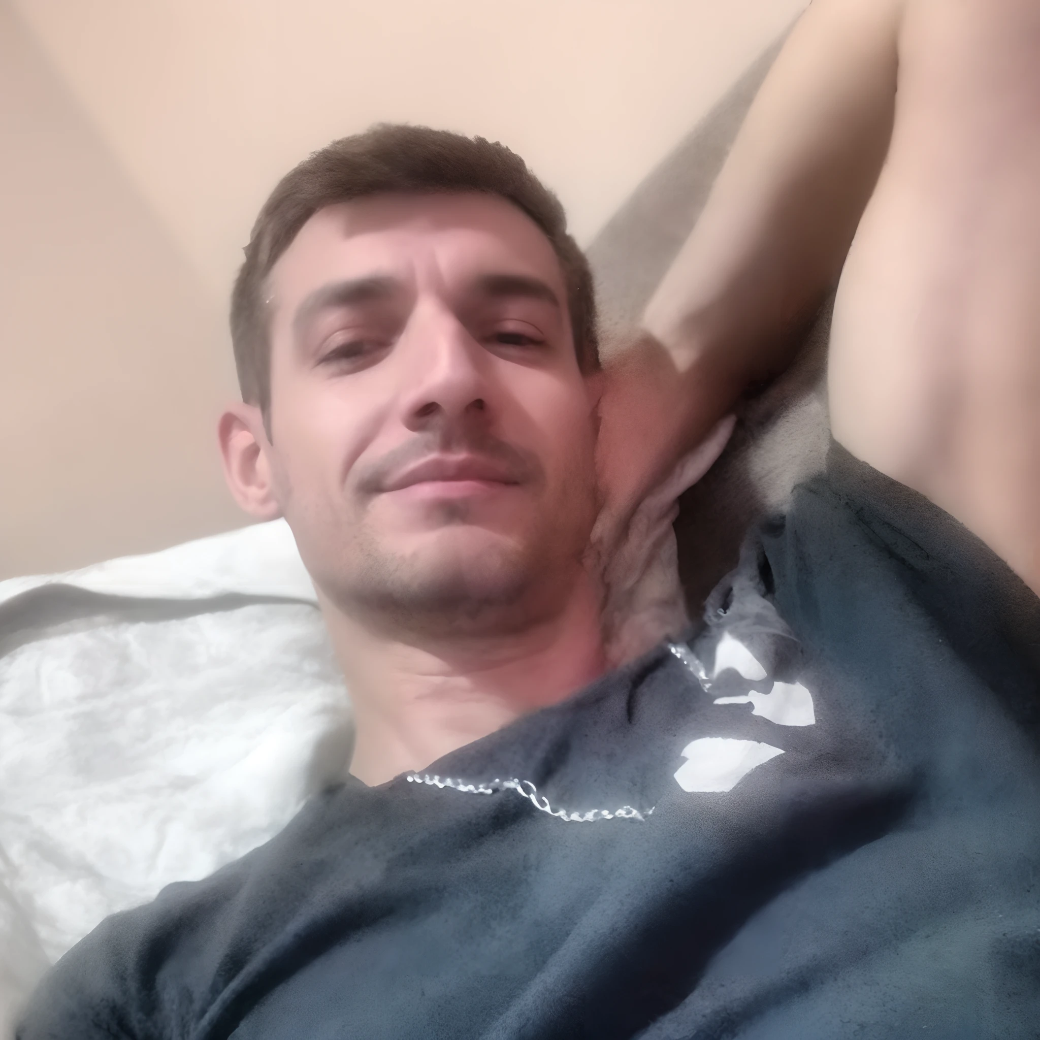 Muscular football captain asleep and masturbated by another slim, smaller man in his bed, Bulto grande, mostrando pectorales y abdominales completos, Great erection, porno gay, acariciado