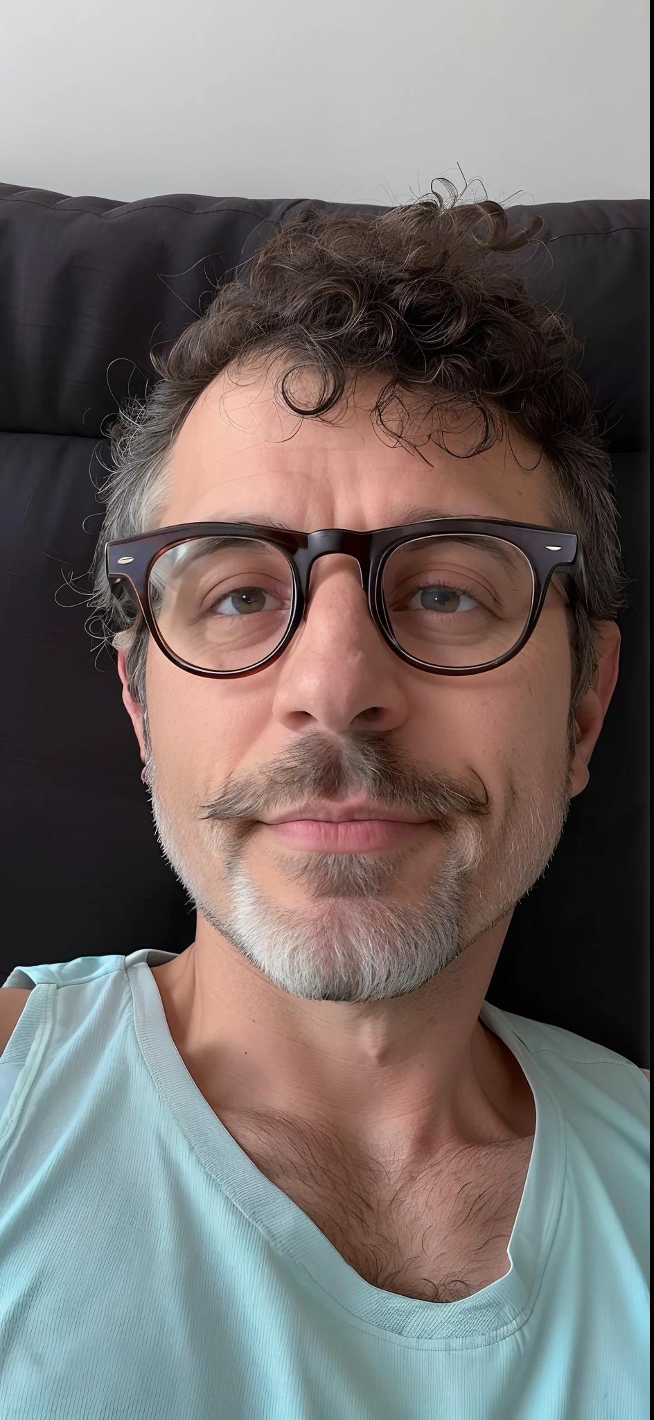 Man with glasses and beard lying on a couch, taken in the early 2020s, foto de perfil headshot, man with glasses, 38 anos, 3 6 anos, Ethan Klein, Homem de 4 0 anos, 3 2 anos, Tony Khan usando um fone de ouvido, with glasses and goatee, Homens de 45 anos