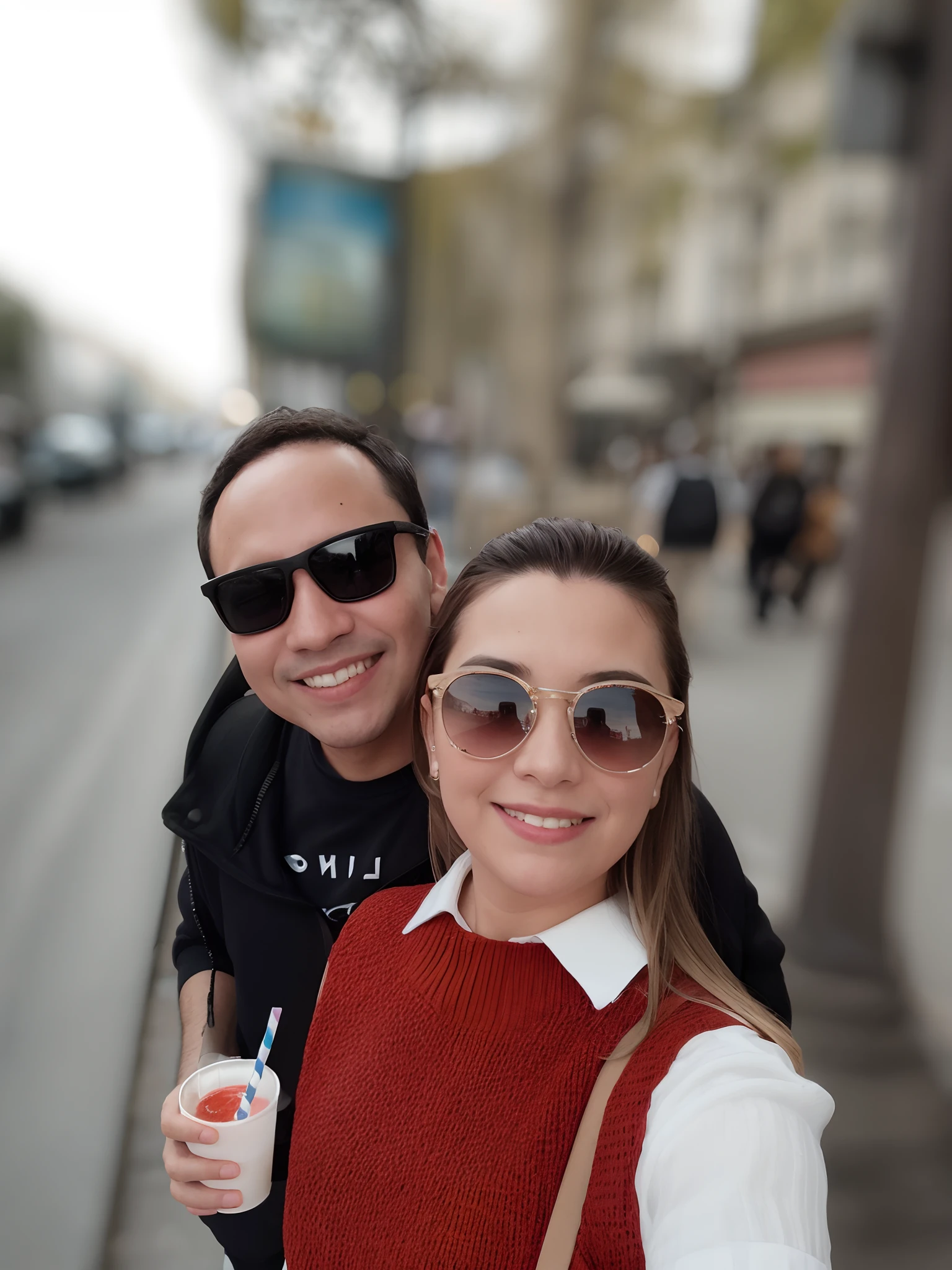 They're posing for a picture on the street with a drink, traveling in france, em Paris, na rua da cidade, vacation photo, foto de rua, em barcelona, fotografia, em uma rua, na rua, Fotografia Selfie 8k, em uma rua da cidade, foto 8 k, Foto 3D, Foto 3D, in front of the eiffel tower, Selfie