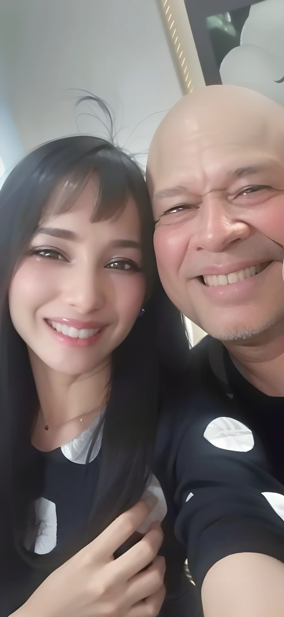 Homem e mulher sorridentes posando para uma selfie em um quarto, foto do perfil, imagem de perfil, Alanis Guillen, Directed by: Nandor Soldier, foto de perfil, Sakimichan e Frank Franzzeta, foto de perfil, selena quintanilla perez, facebook post, Postagem no Reddit, Fotografia selfie 8k, Millaise e Greg Rutkowski