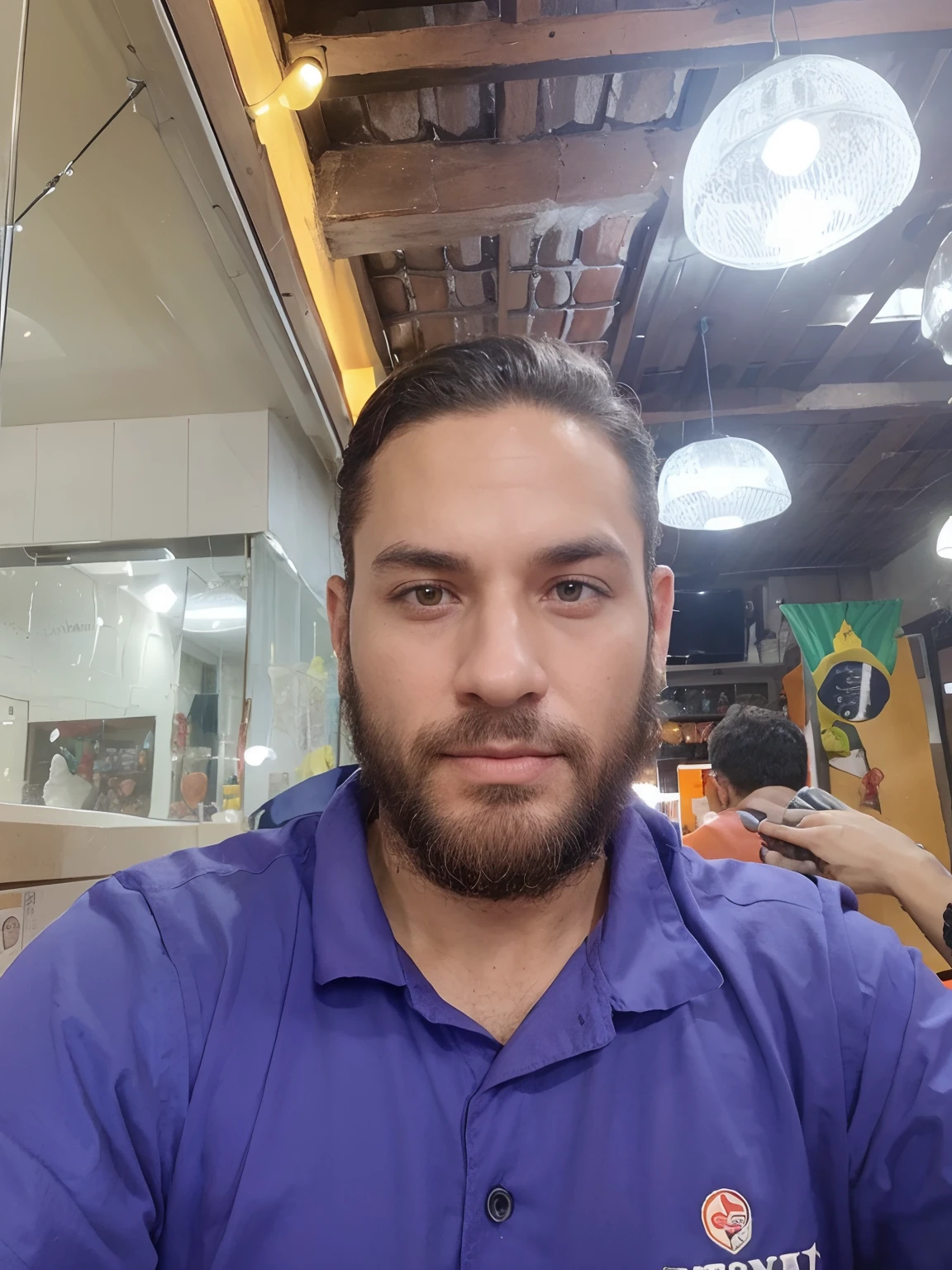 Coloque esse homem e o local no estilo Halloween, que tenha cavera com arma na mao.